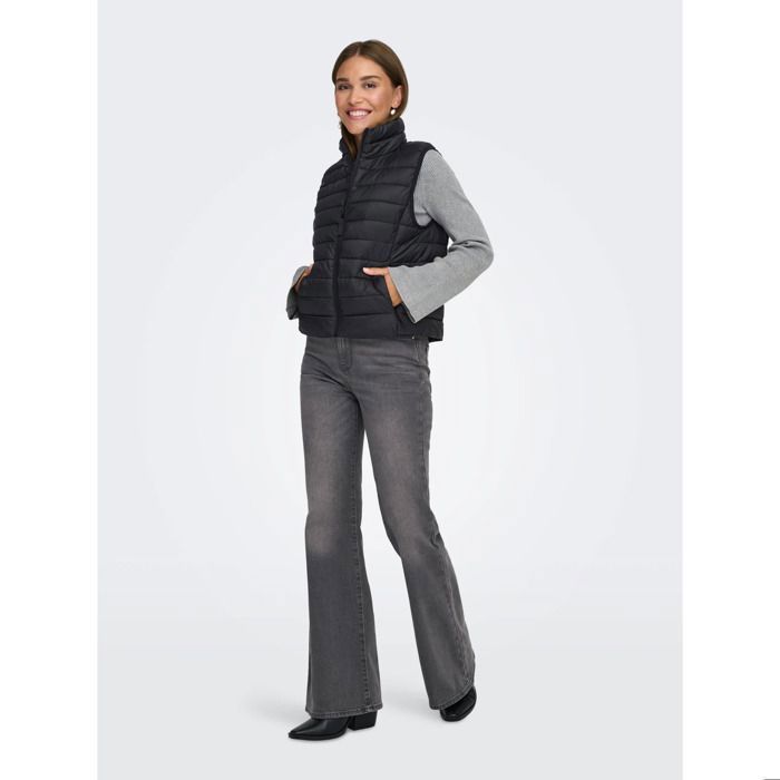Chaleco acolchado sin mangas Tahia de Women's Only: chaleco acolchado resistente al agua con cuello alto y cierre de cremallera.