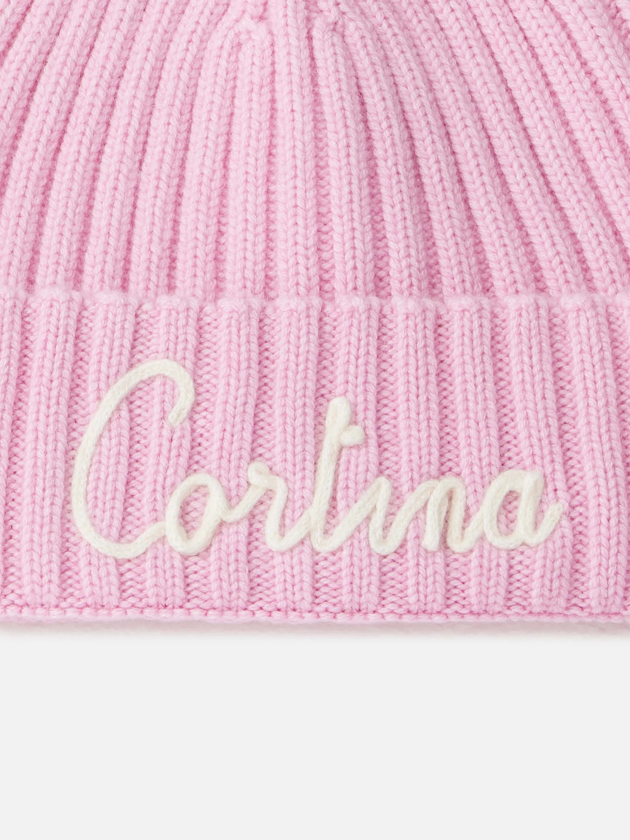 Roze geribbelde dameshoed van wengen met Cortina-borduurwerk.
