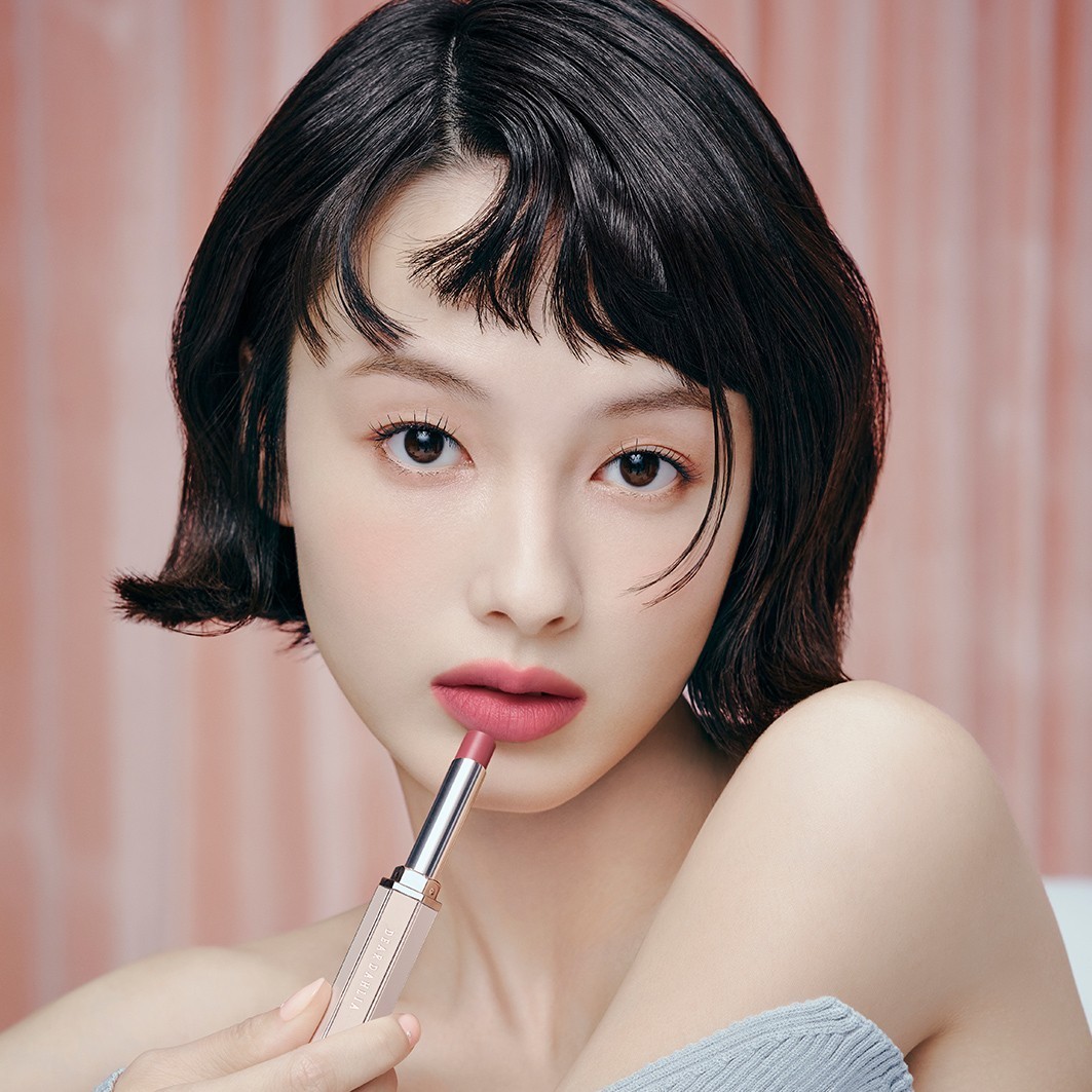 „Dear Dahlia“ lūpų dažai „Lip Allure“ skaidrūs aksominiai – 2,5 g