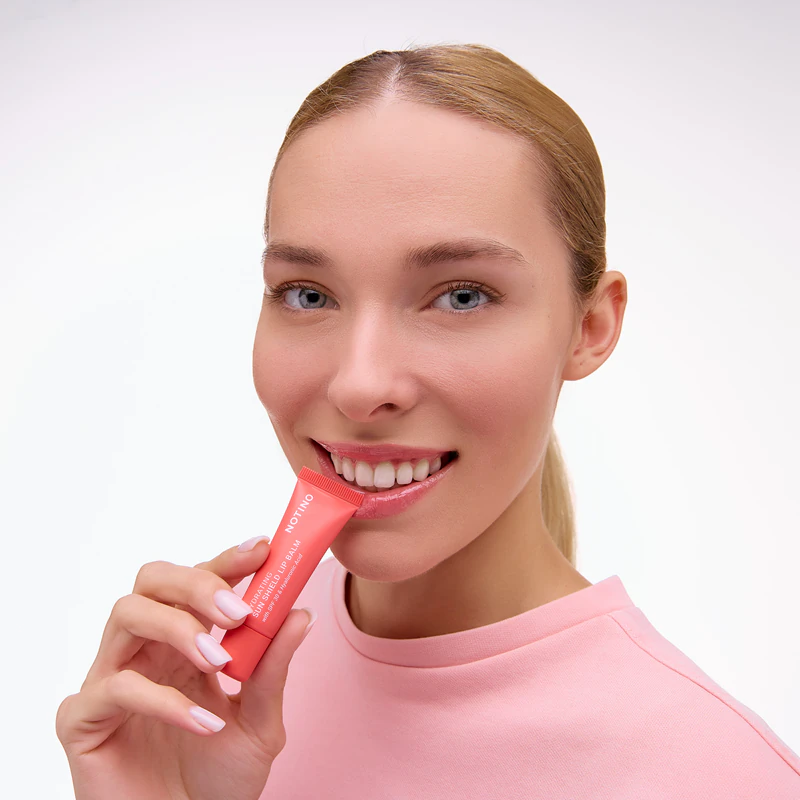 Notino Hydrating Sun Shield Lip Balm is een beschermende lippenbalsem met hydraterende eigenschappen.