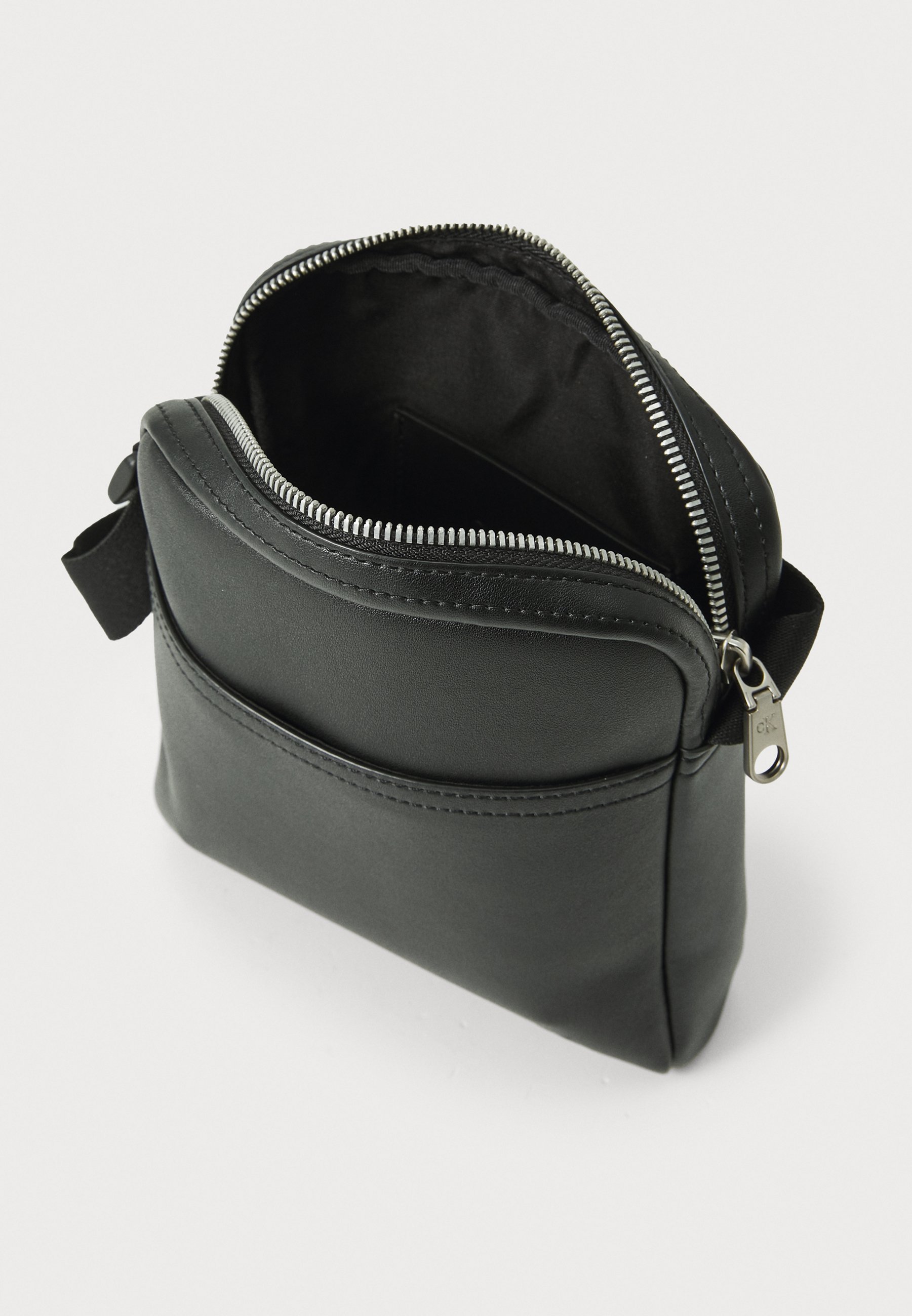 Calvin Klein Jeans MONO LOGO REPORTER - Crossbodytas - zwart