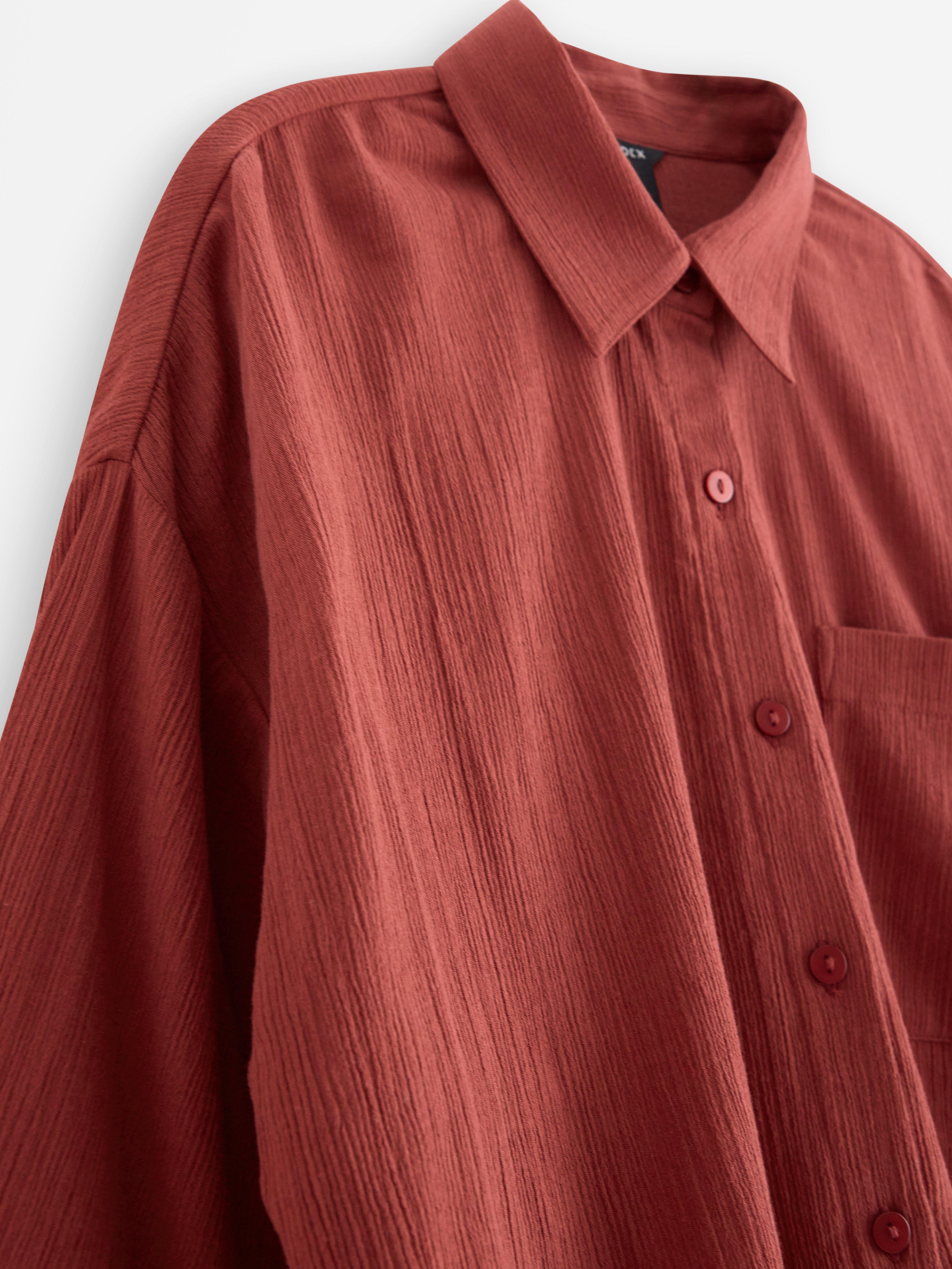 Camisa arrugada de manga corta color rojo empolvado