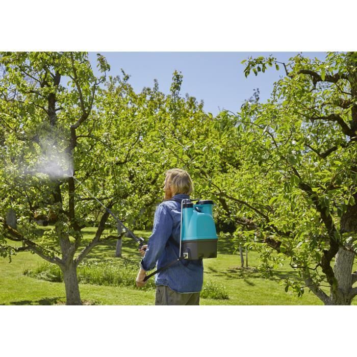 Pulverizador de mochila GARDENA de 12 litros con lanza telescópica y filtro integrado.