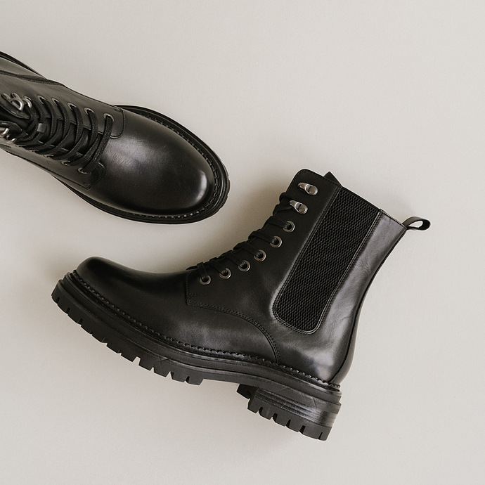 Boots à lacets et semelles crantées  en cuir noir