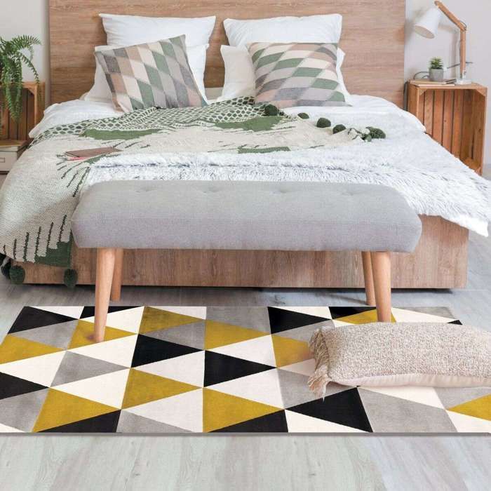 Tapis toucher laineux motif triangles jaune 80x150
