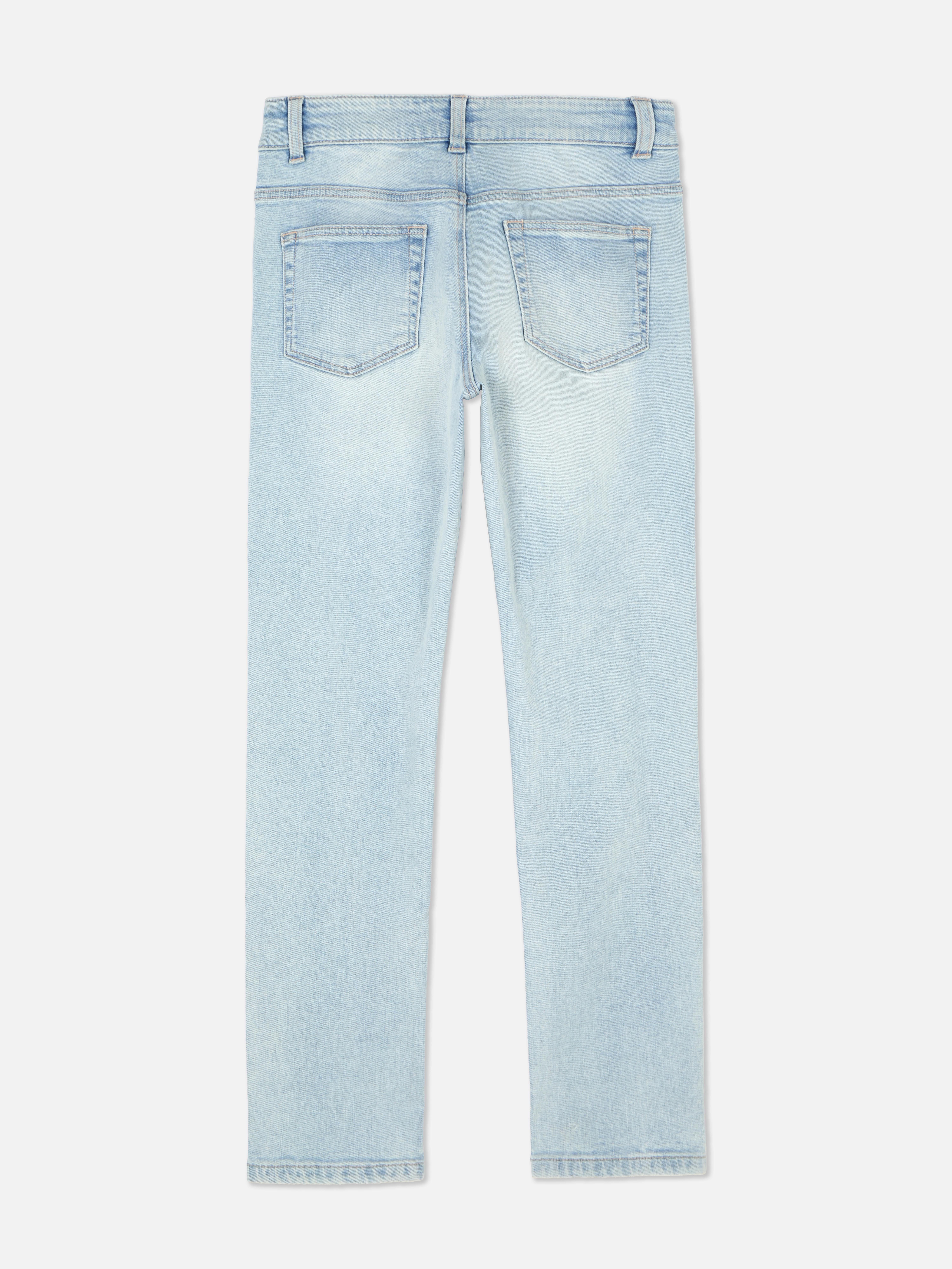 Blugi slim fit pentru băieți. Acești blugi slim fit cu găici pentru curea și nasturi dau colecției lor de blugi un plus.