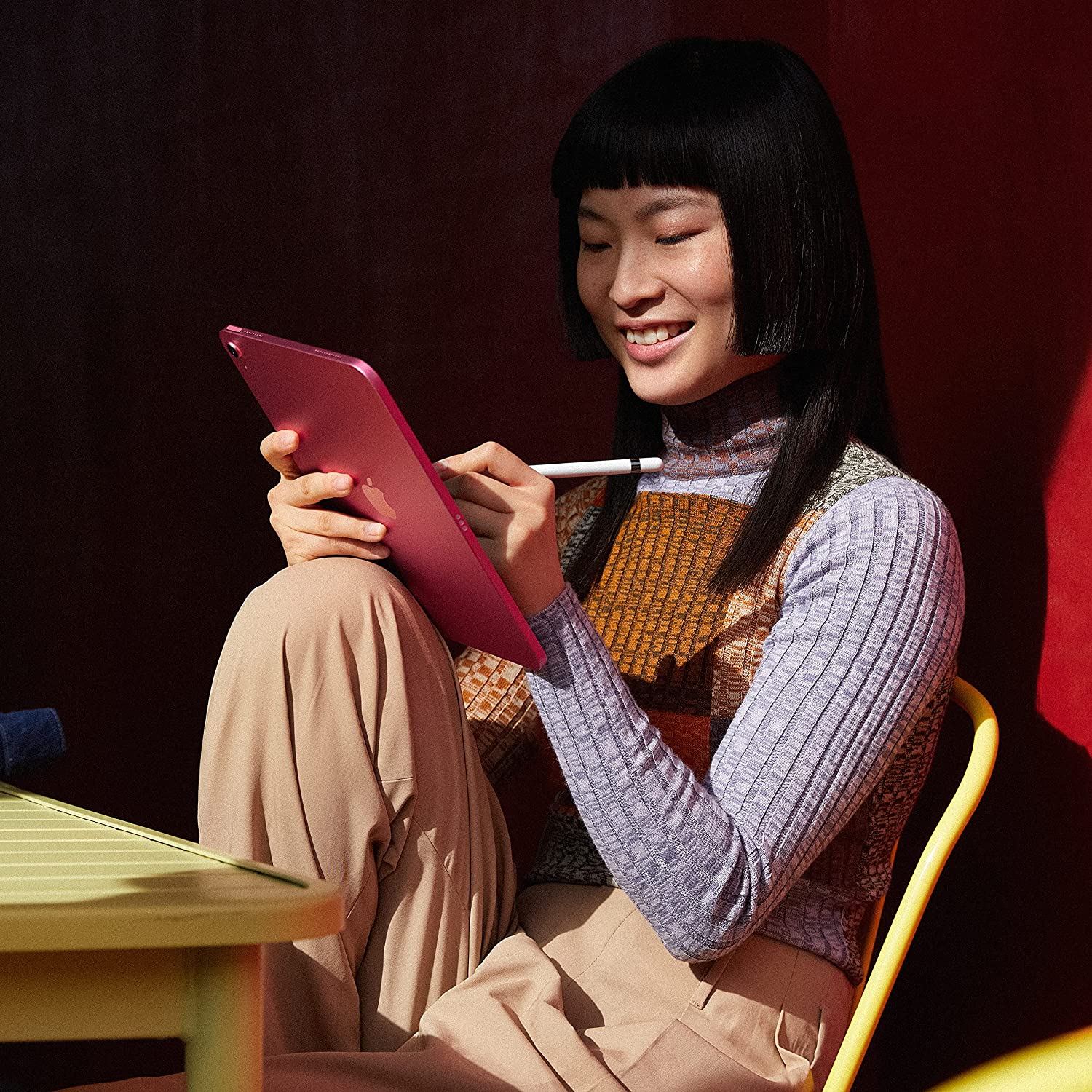 Apple iPad (10. generacji): z chipem A14 Bionic, 10,9-calowym wyświetlaczem Liquid Retina, Wi-Fi 6, przednim aparatem 12 MP i tylnym aparatem 12 MP, Touch ID, baterią wystarczającą na cały dzień