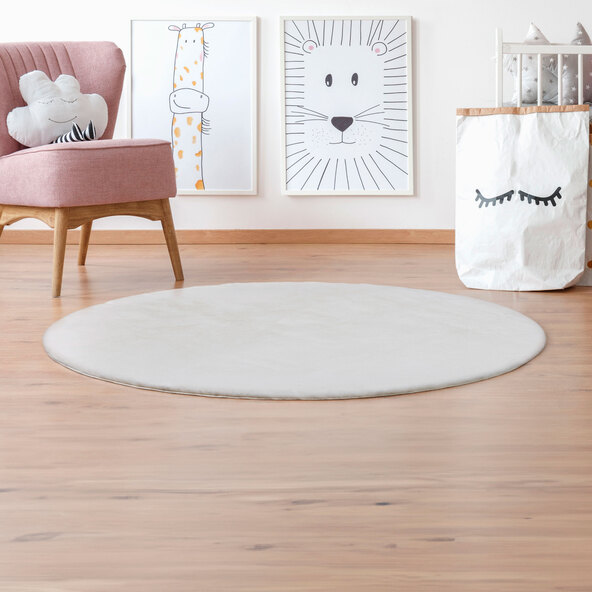 Fuskepelsteppe, rundt, hvitt