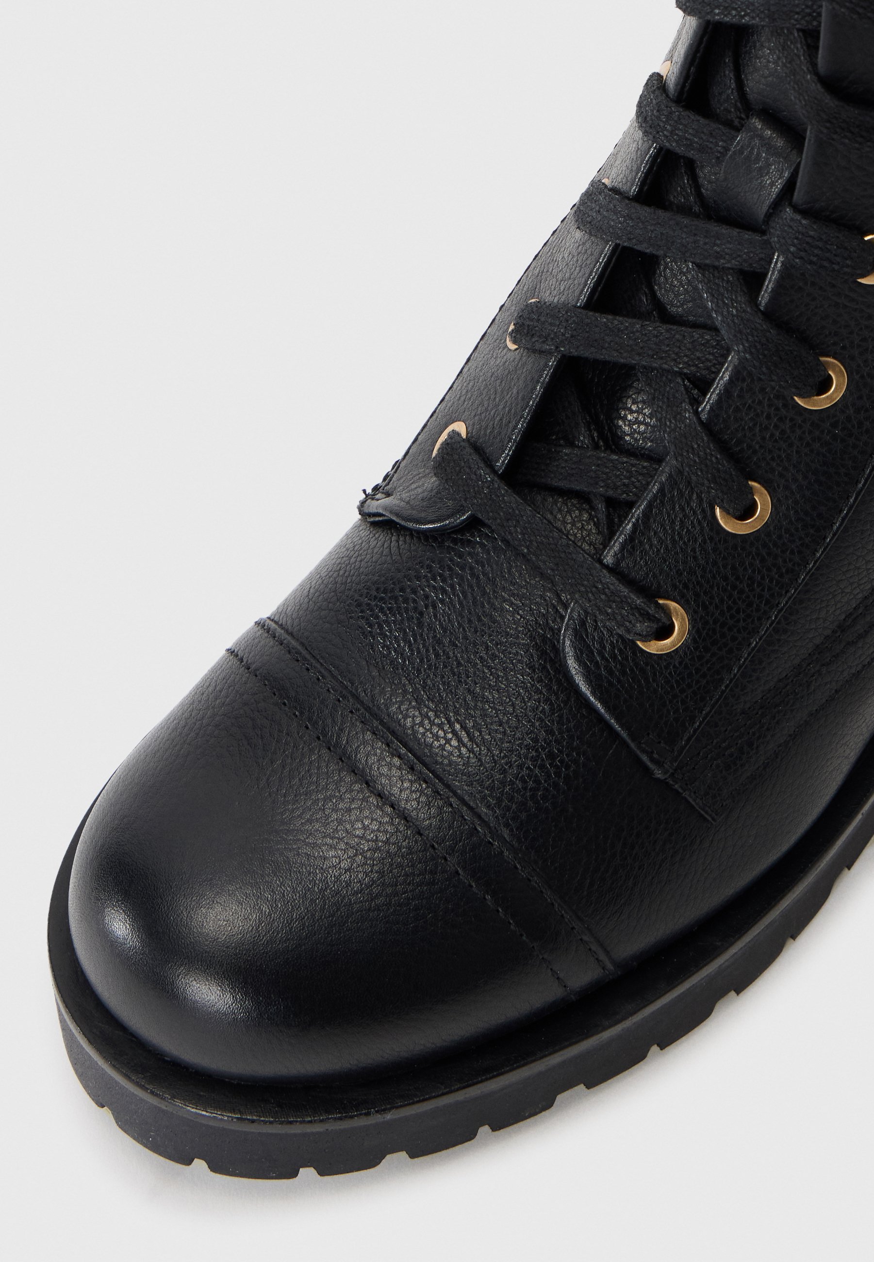 TWINSET Škornji z vezalkami - črni