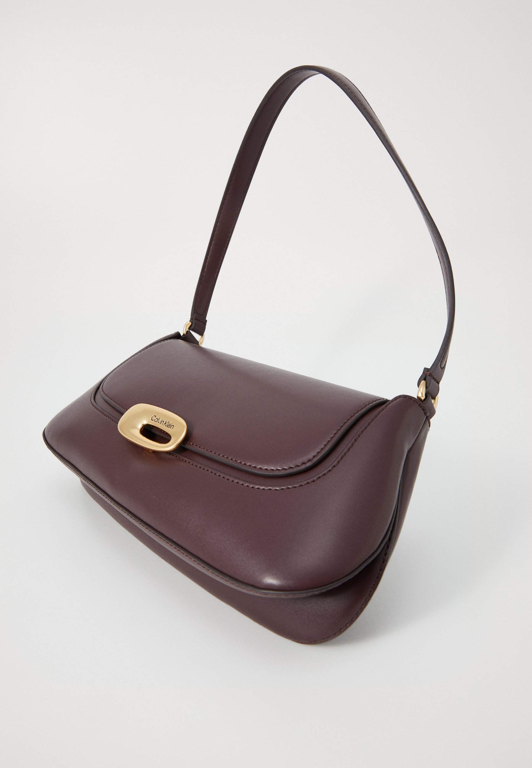 Calvin Klein GEGRAVEERDE - Handtas - fudge
