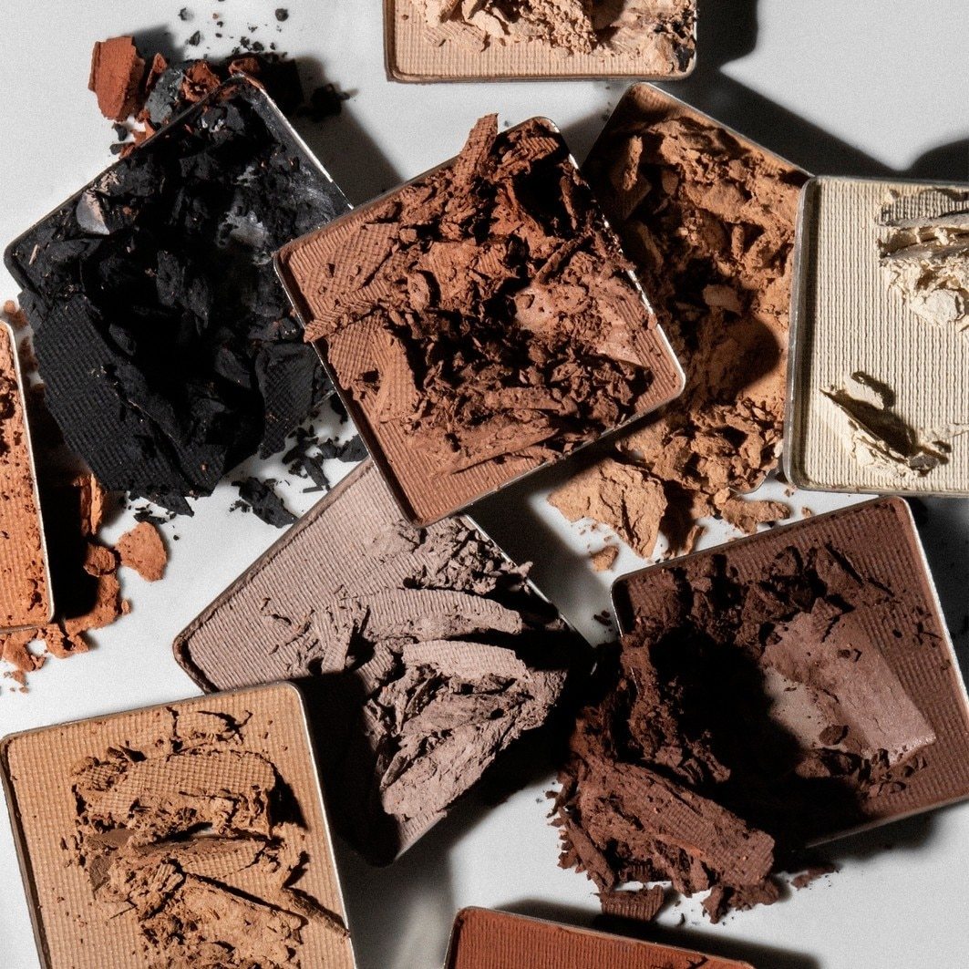 KYLIE COSMETICS Paleta púdrových očných tieňov – Klasická matná paleta – 16 g