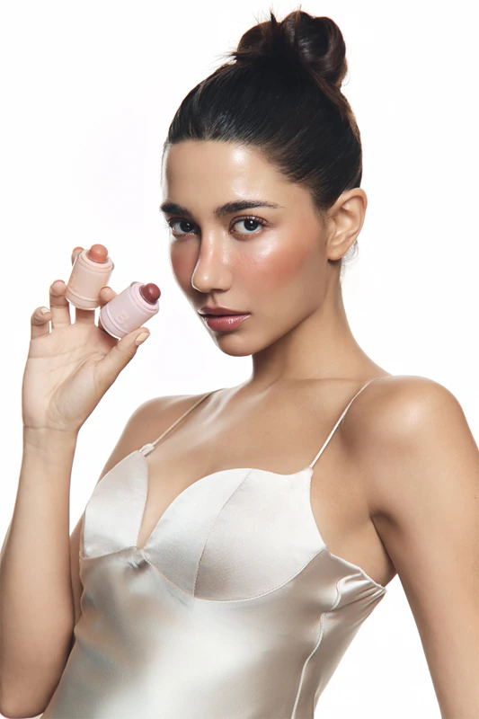 Blush Romântico da Banila Co. é um produto de maquiagem multifuncional para lábios e bochechas que proporciona um visual perfeito.