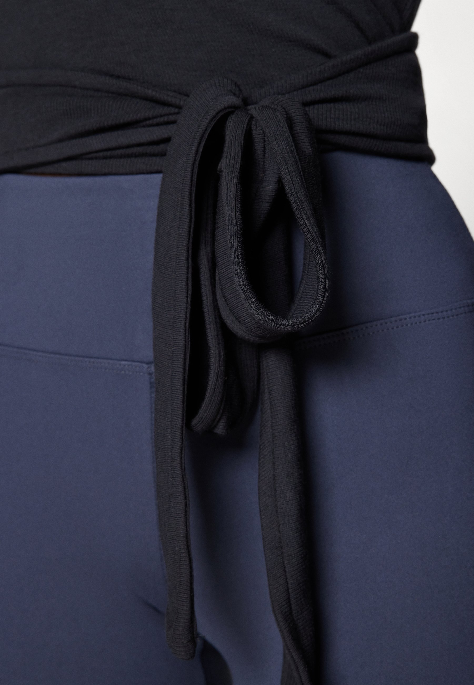 Even&Odd active LONG SLEEVE YOGA WRAP TOP - Maglia a maniche lunghe - nera