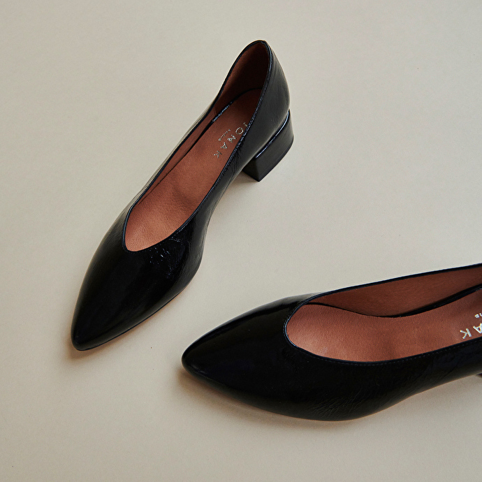 Ballerines à talons et bouts pointus  en cuir brillant noir