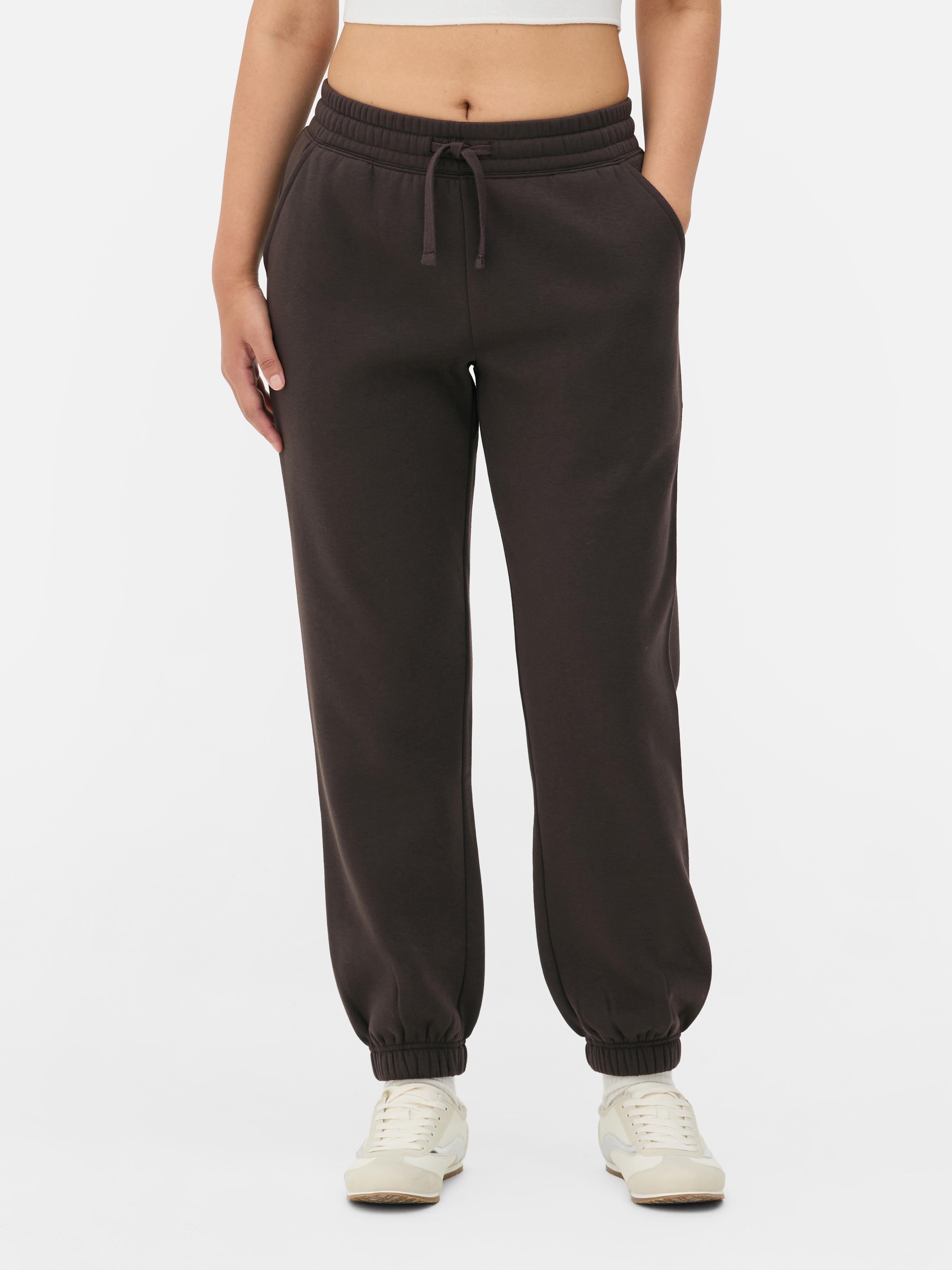 Pantaloni de jogging simpli cu croială regulată. Acești pantaloni de jogging cu manșete până la gleznă sunt indispensabili în garderoba ta casual.