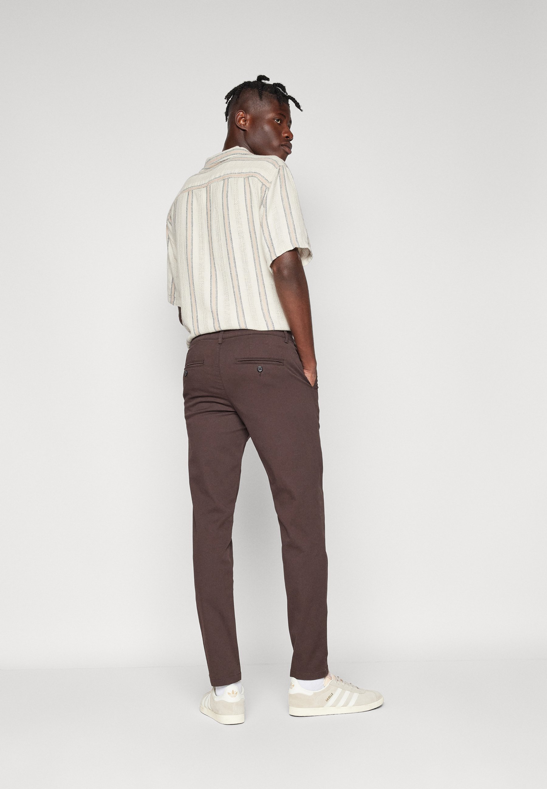 Selected Homme SLHSLIM NEW MILES FLEX PANTS - Chino püksid - šokolaadi-tort