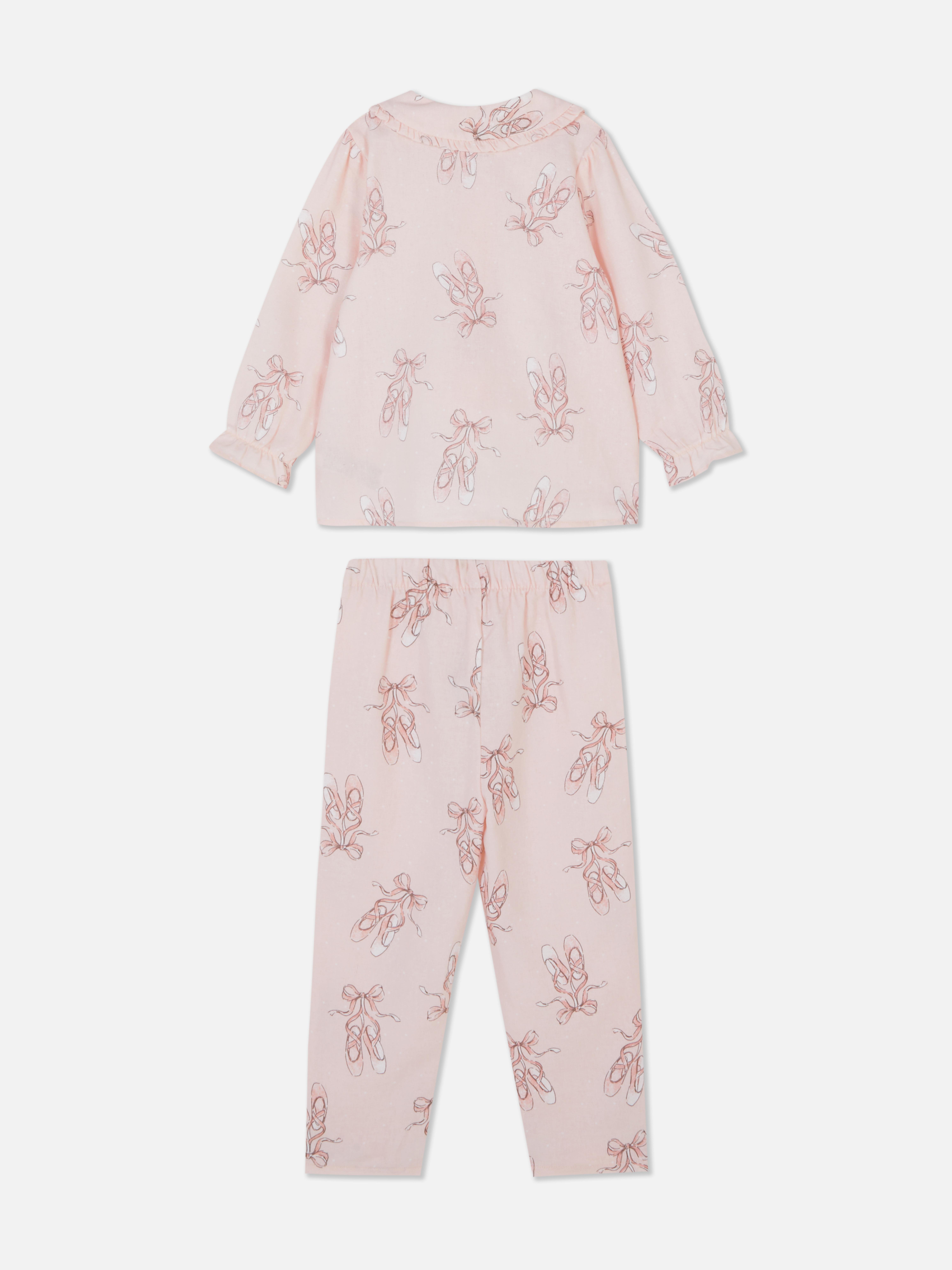 Pyjama mit Ballettschuh-Motiv. Ein Pyjama mit Oberteil mit Kragen und langer Hose mit Ballettschuh-Muster.