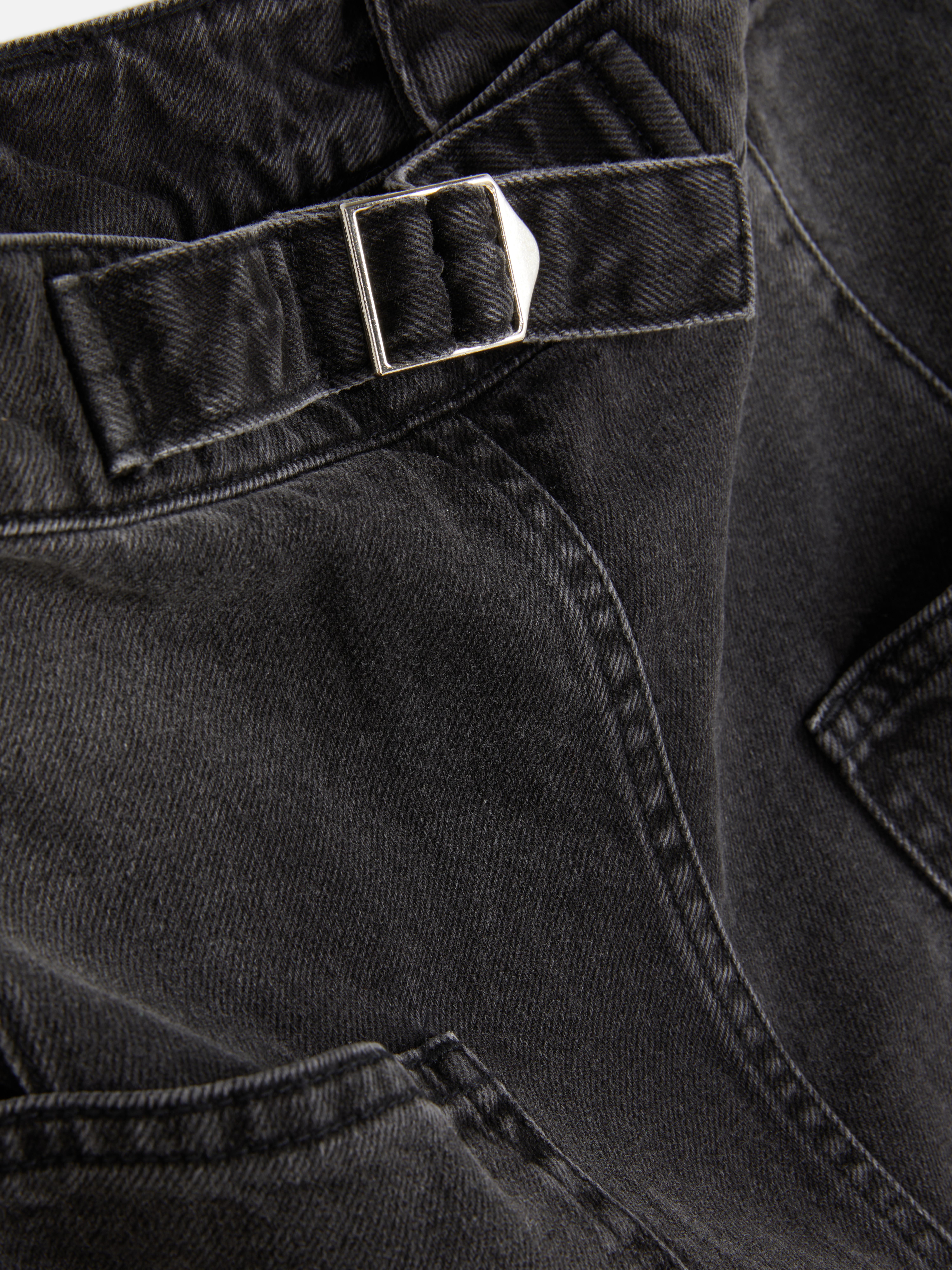 Weit geschnittene Cargo-Jeans. Eine funktionelle Jeans mit weitem Bein und großen Cargotaschen.