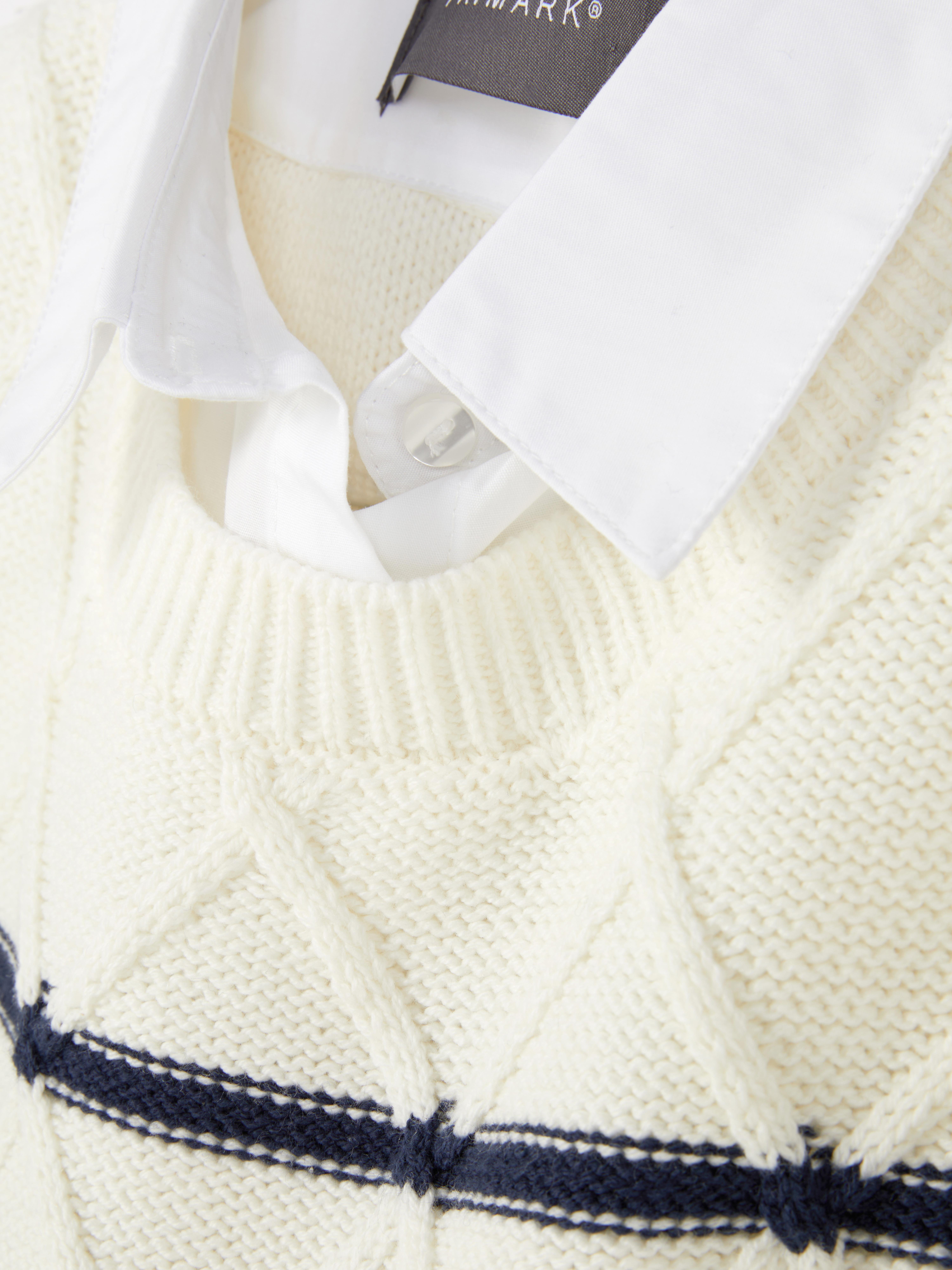 Maglione corto con camicia Un maglione a trecce lavorato a maglia 2 in 1 con camicia