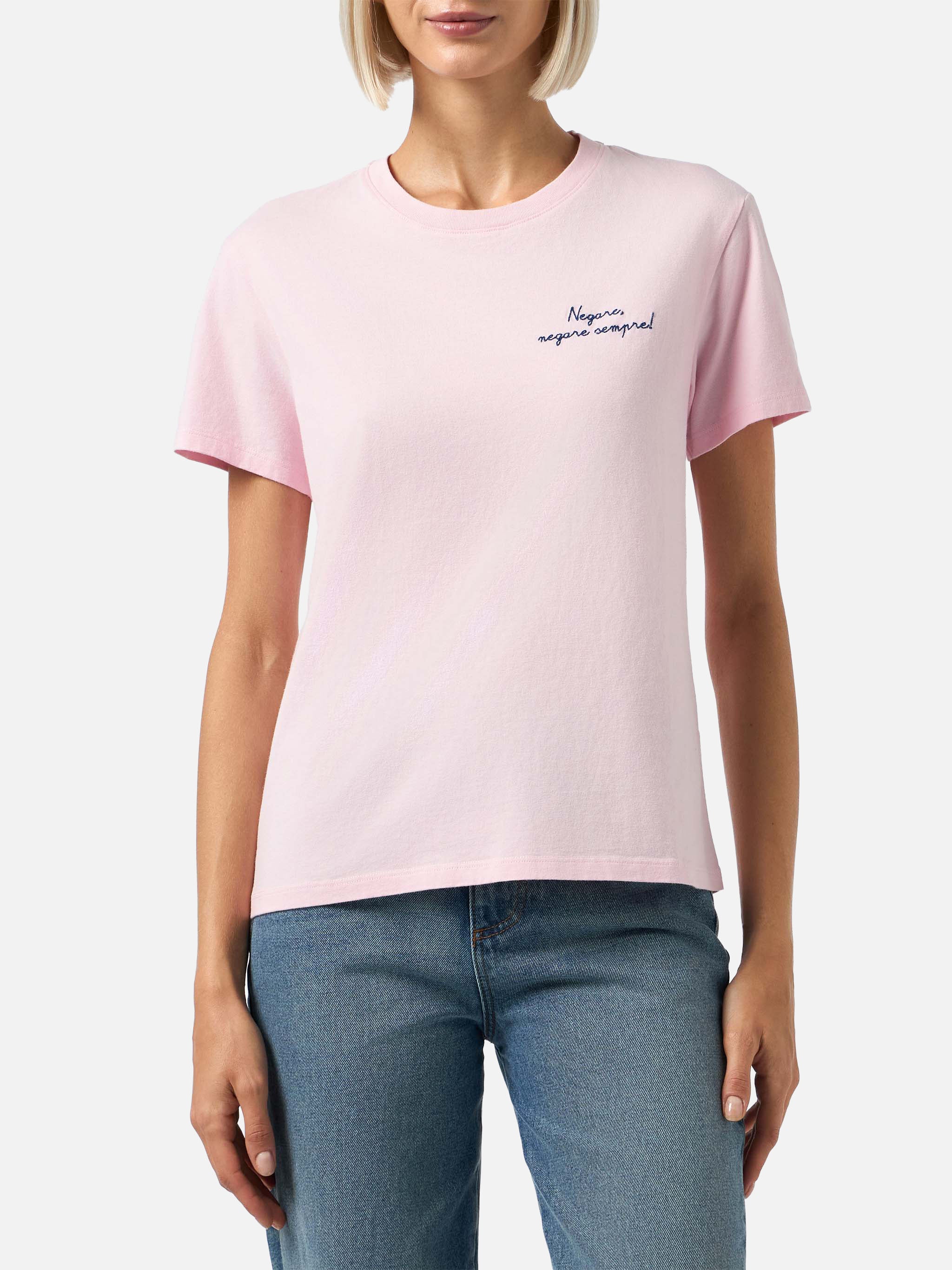 Emilie dames T-shirt van zwaar katoen in roze met geborduurde tekst 
