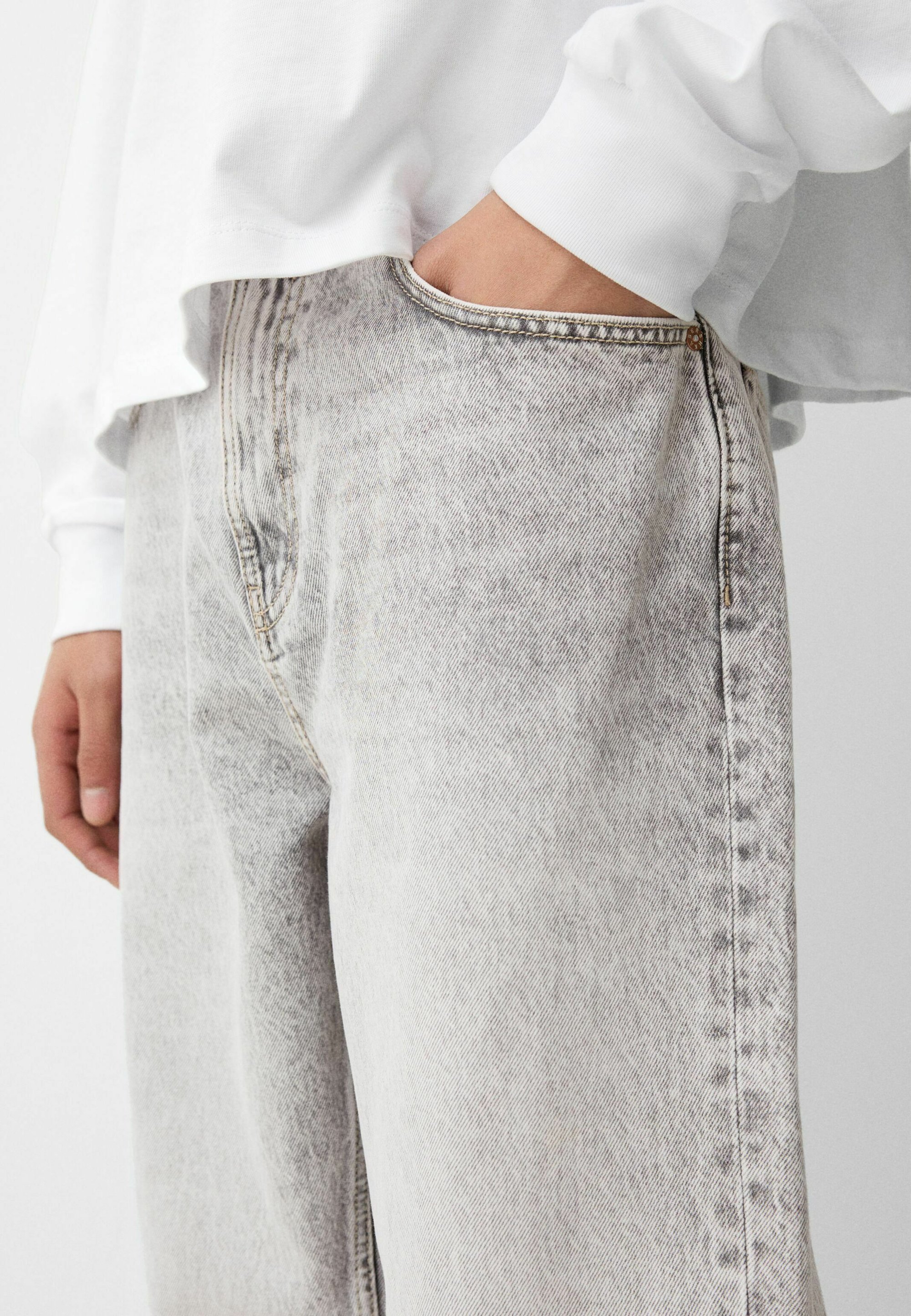 Bershka LOOSE - Jeansy o zwężanym kroju - szare