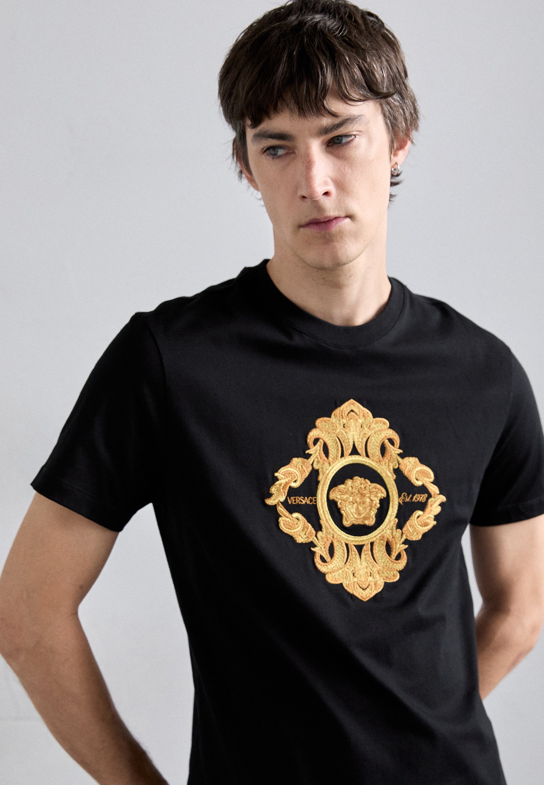 Versace ARCHITECTURAL BAROCCO CREST EMBROIDERY - T-shirt met print - zwart