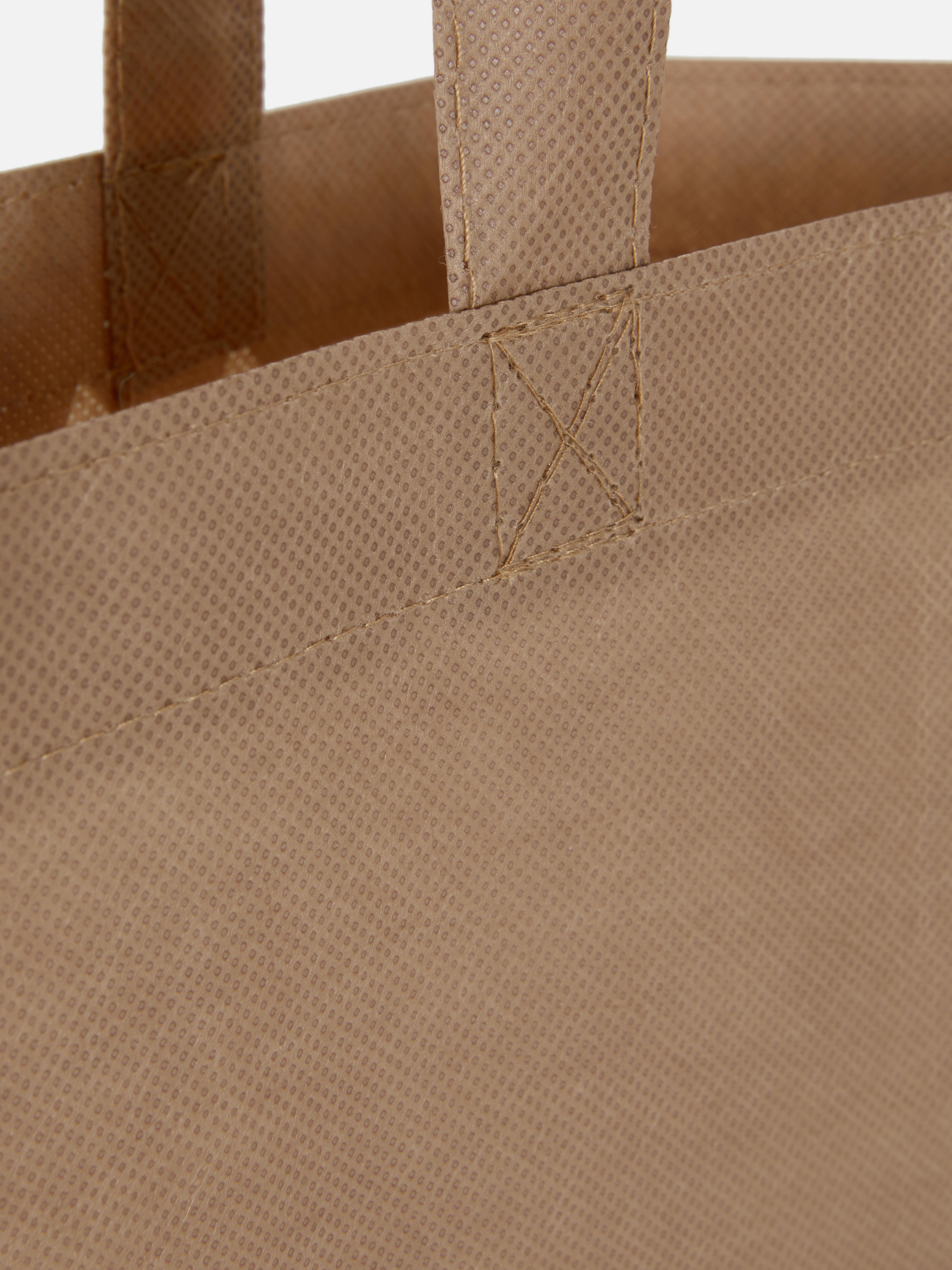 Große, wiederverwendbare Primark-Tasche. Eine wiederverwendbare Einkaufstasche aus Ihrem Lieblingsgeschäft.