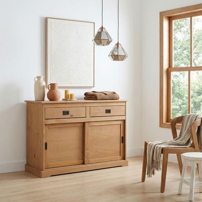 Aparador/cómoda SAVONA con 2 cajones y 2 puertas correderas, fabricado en pino macizo teñido de marrón.