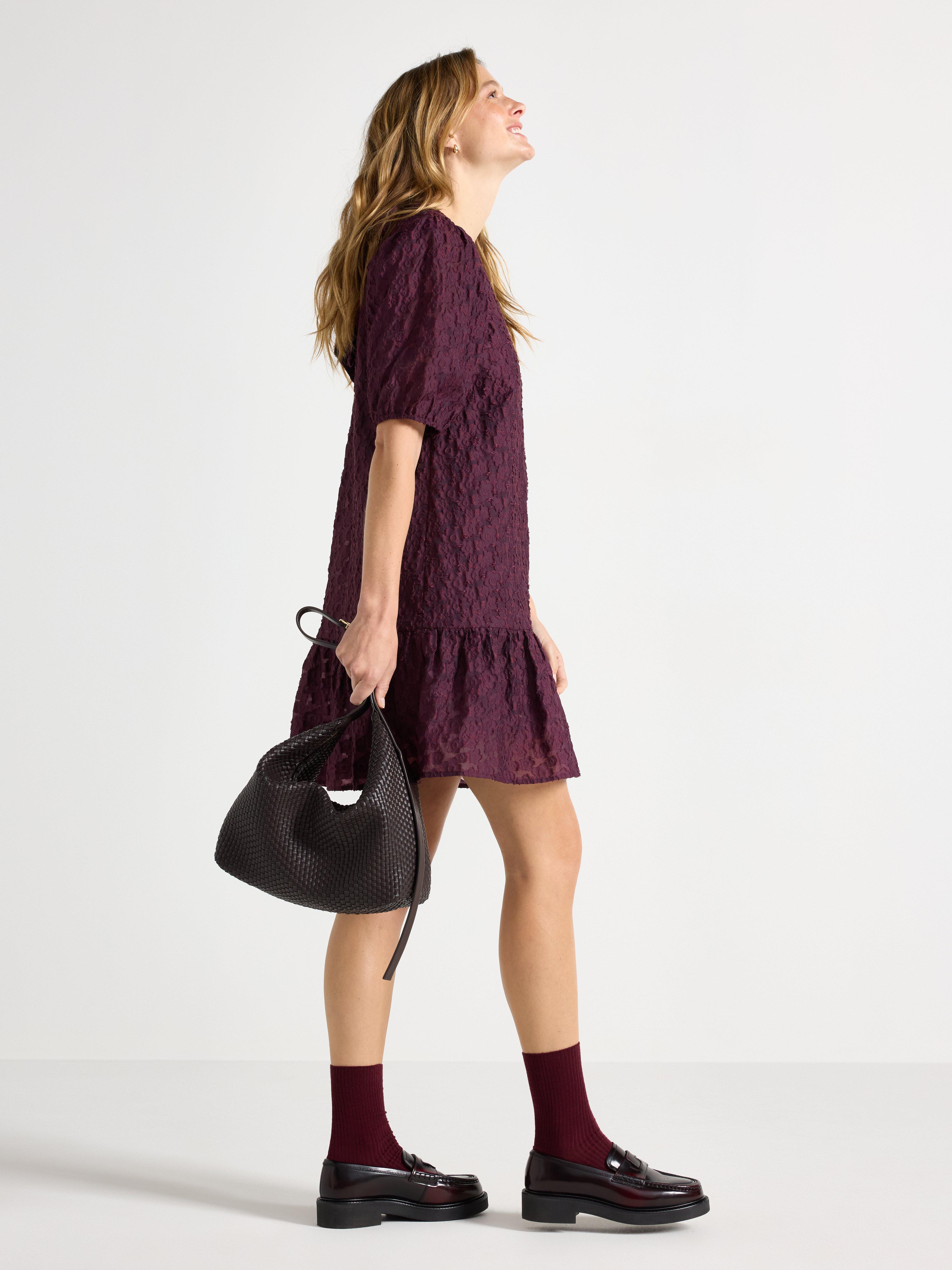 Minivestido con flores color lila oscuro empolvado