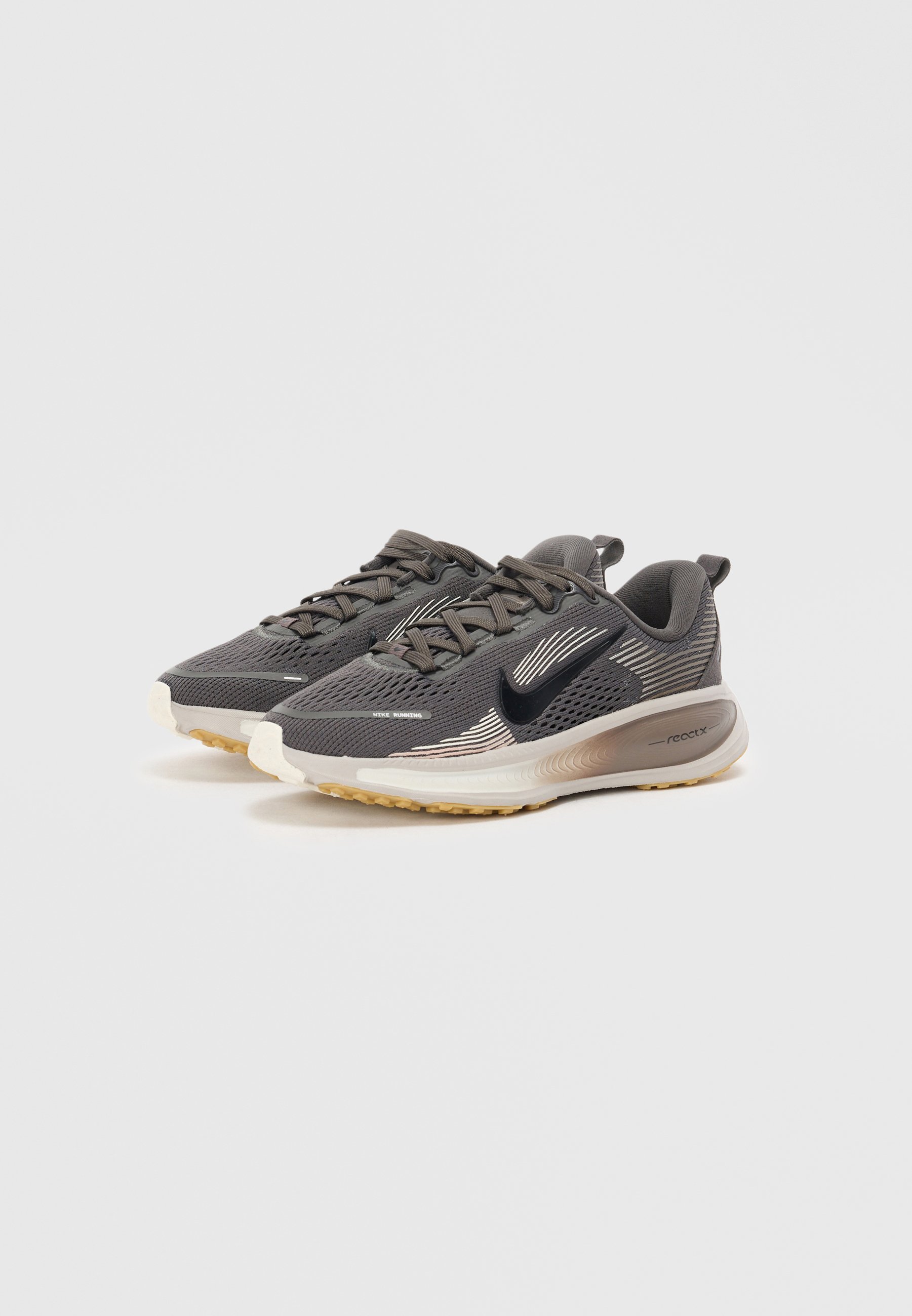 Nike Performance VOMERO 18 UNISEX - Běžecké boty na silnici - black/black/grey/grey