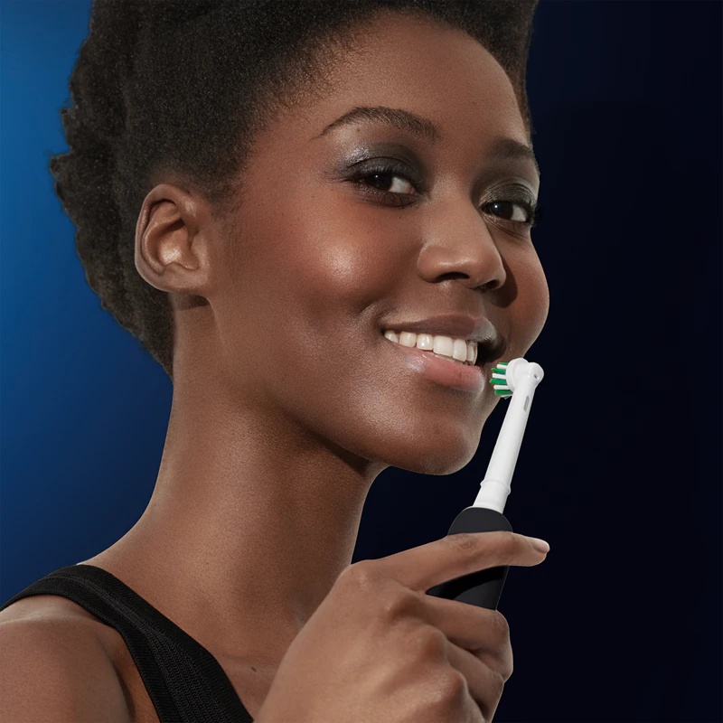 Oral-B Pro Series 1 črna električna zobna ščetka z etuijem