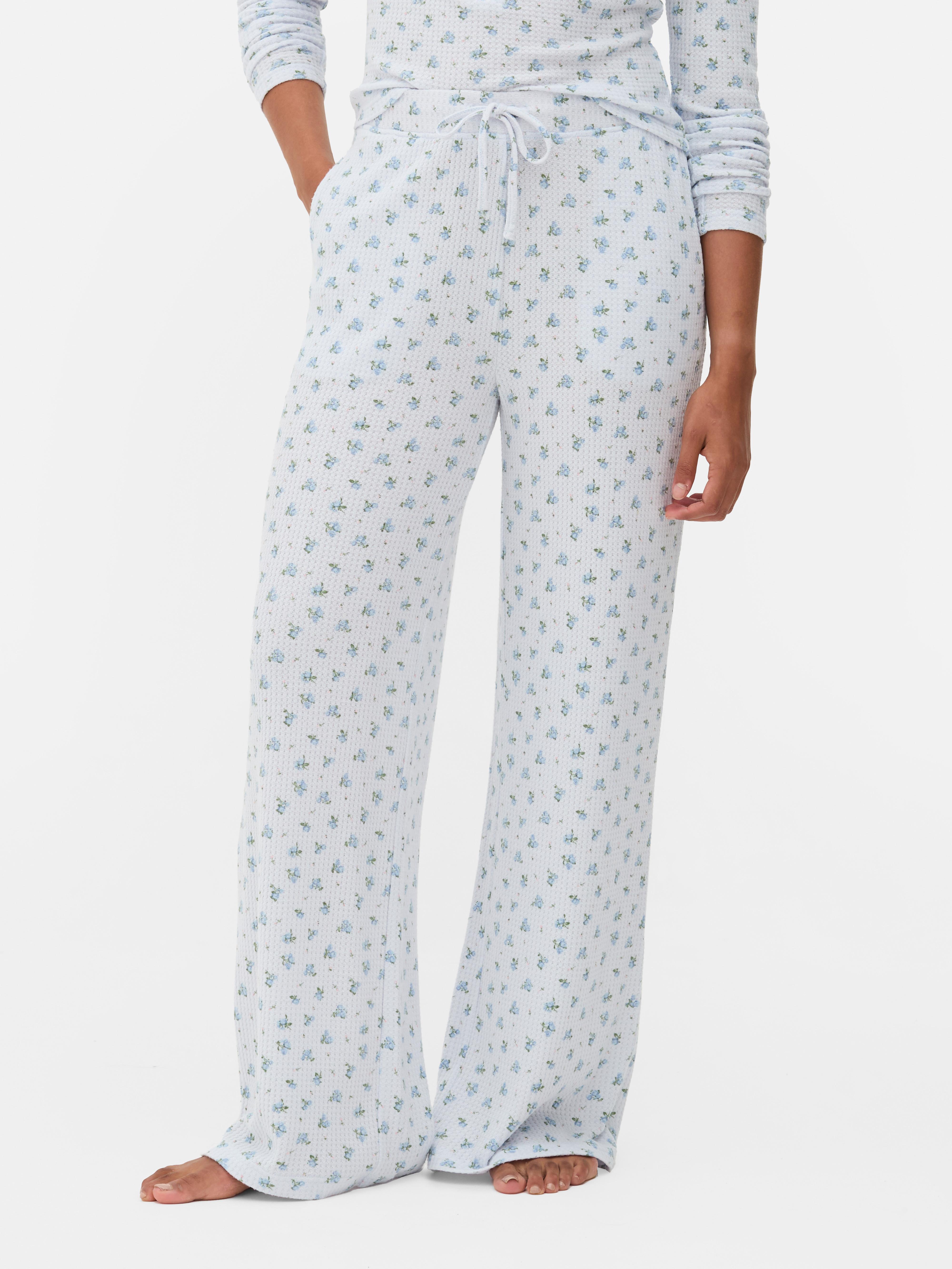 Pantaloni de pijama cu imprimeu floral, cu croială largă. Acești pantaloni de pijama cu croială largă, cu textură tip waffle, sunt o pijamale esențială.