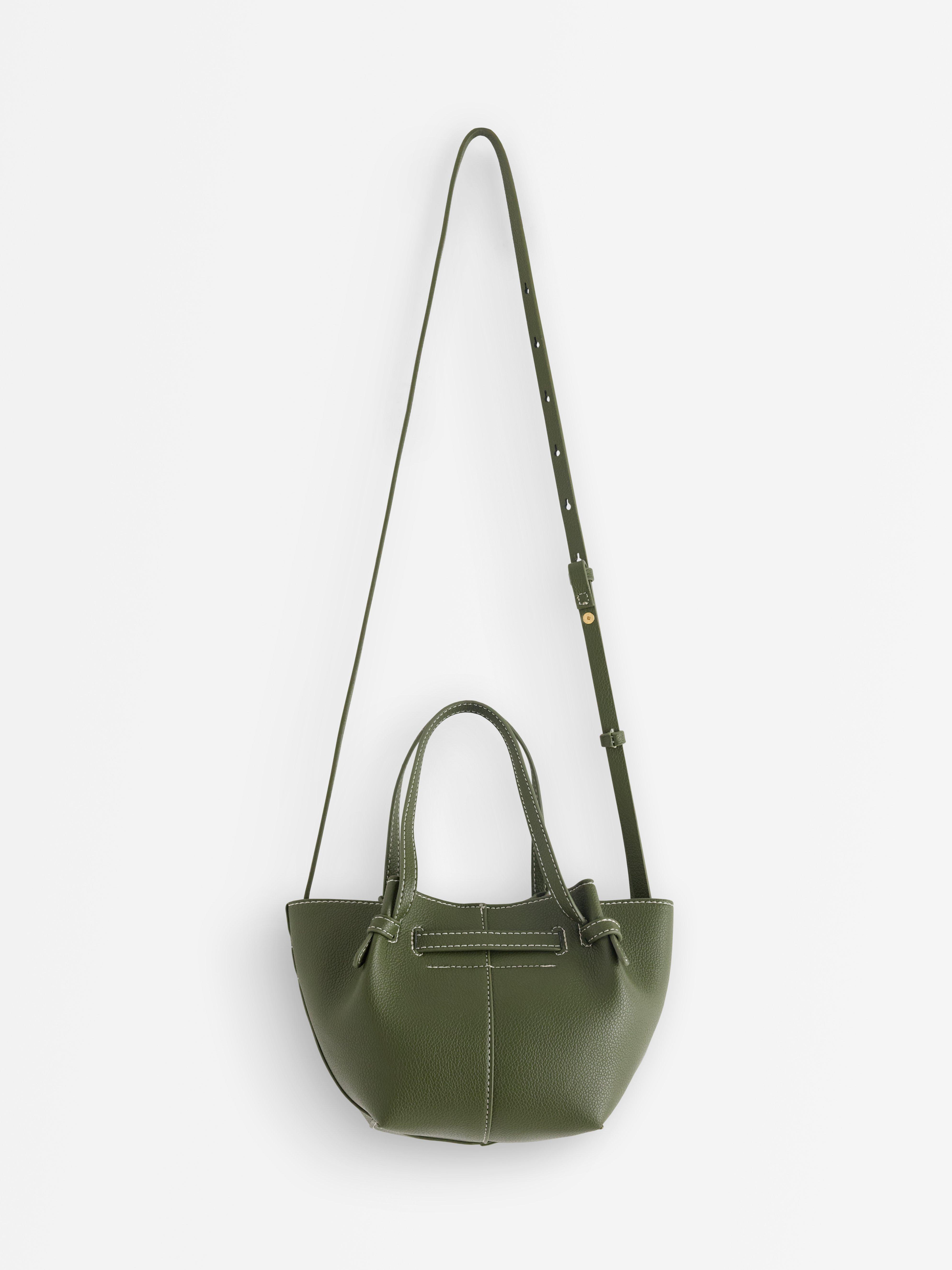 Bolso de piel sintética color verde empolvado