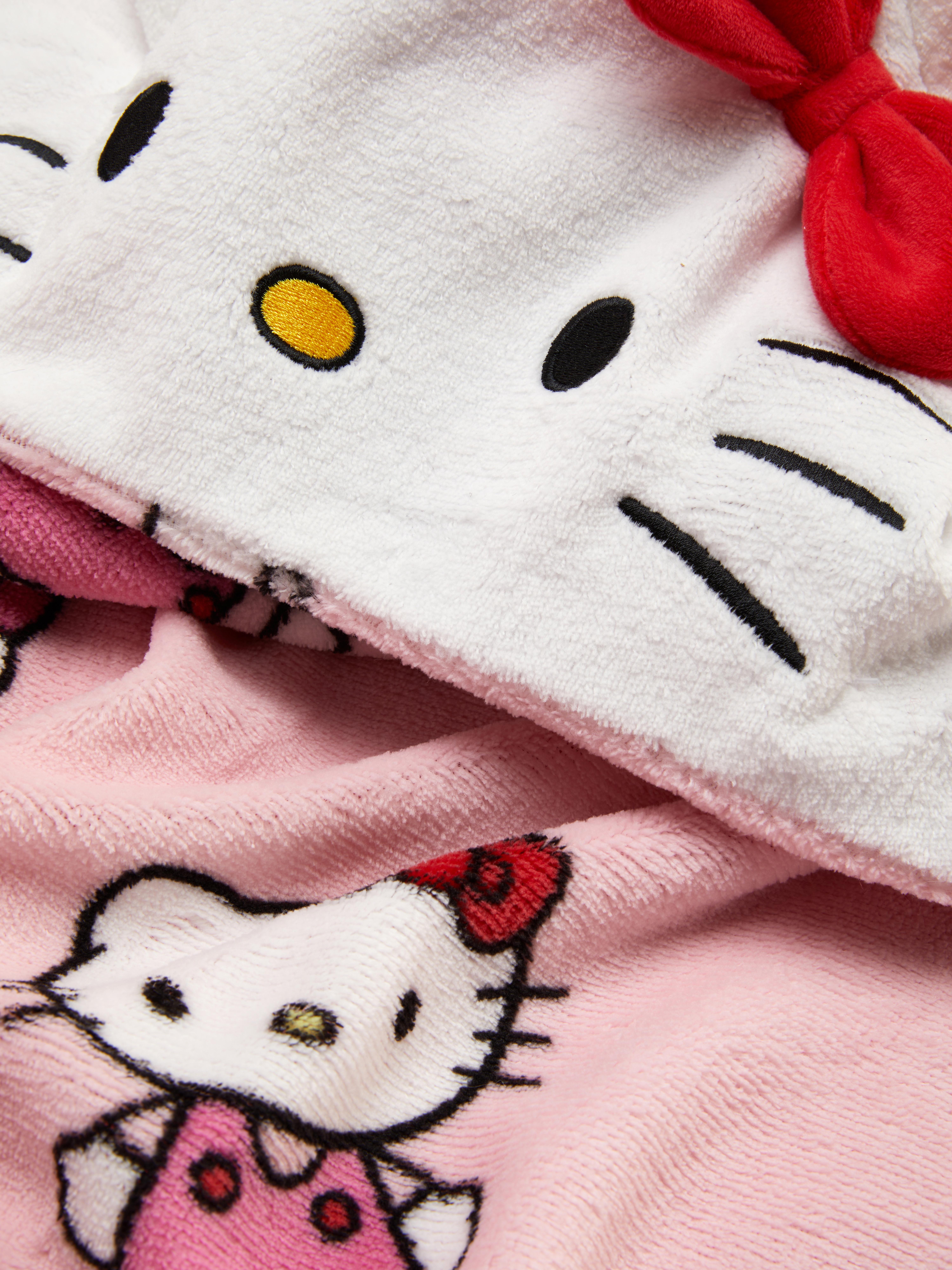 Pătură cu glugă Hello Kitty Înfășoară-te în această pătură cu glugă Hello Kitty pentru mai multă căldură