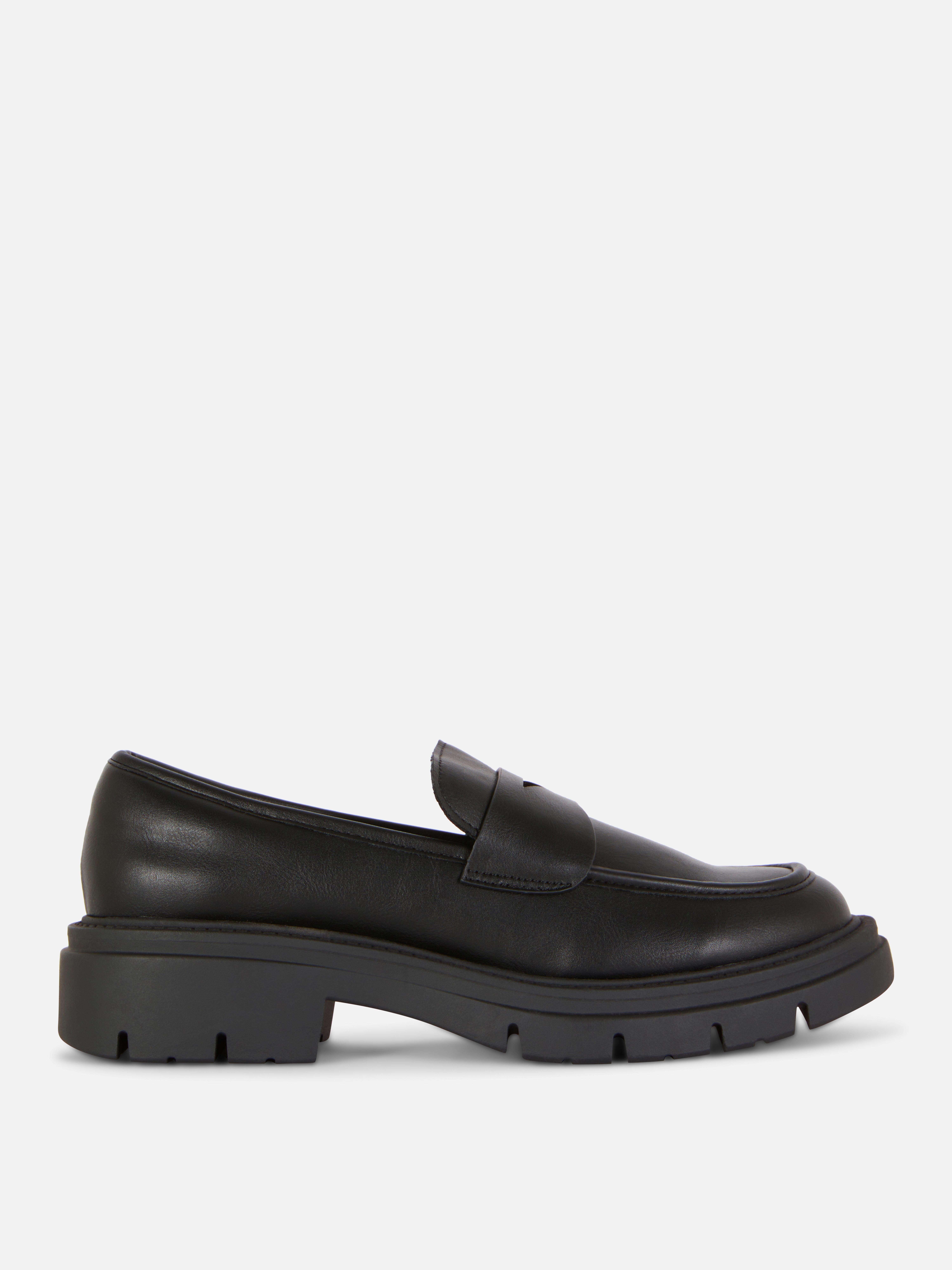 Mocasini din piele ecologică cu talpă groasă. Acești mocasini din piele ecologică ies în evidență prin designul lor elegant și talpa groasă modernă.