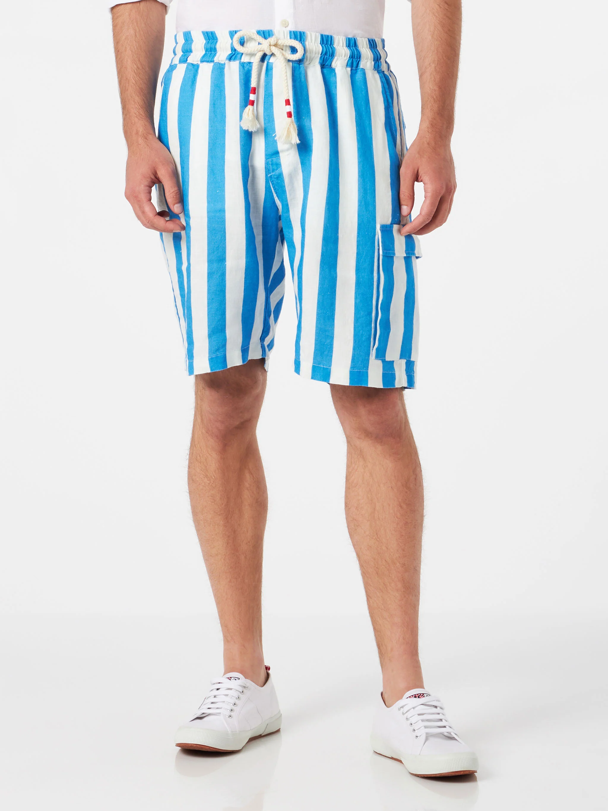 Bermudashorts voor heren in wit en blauw gestreept linnen.