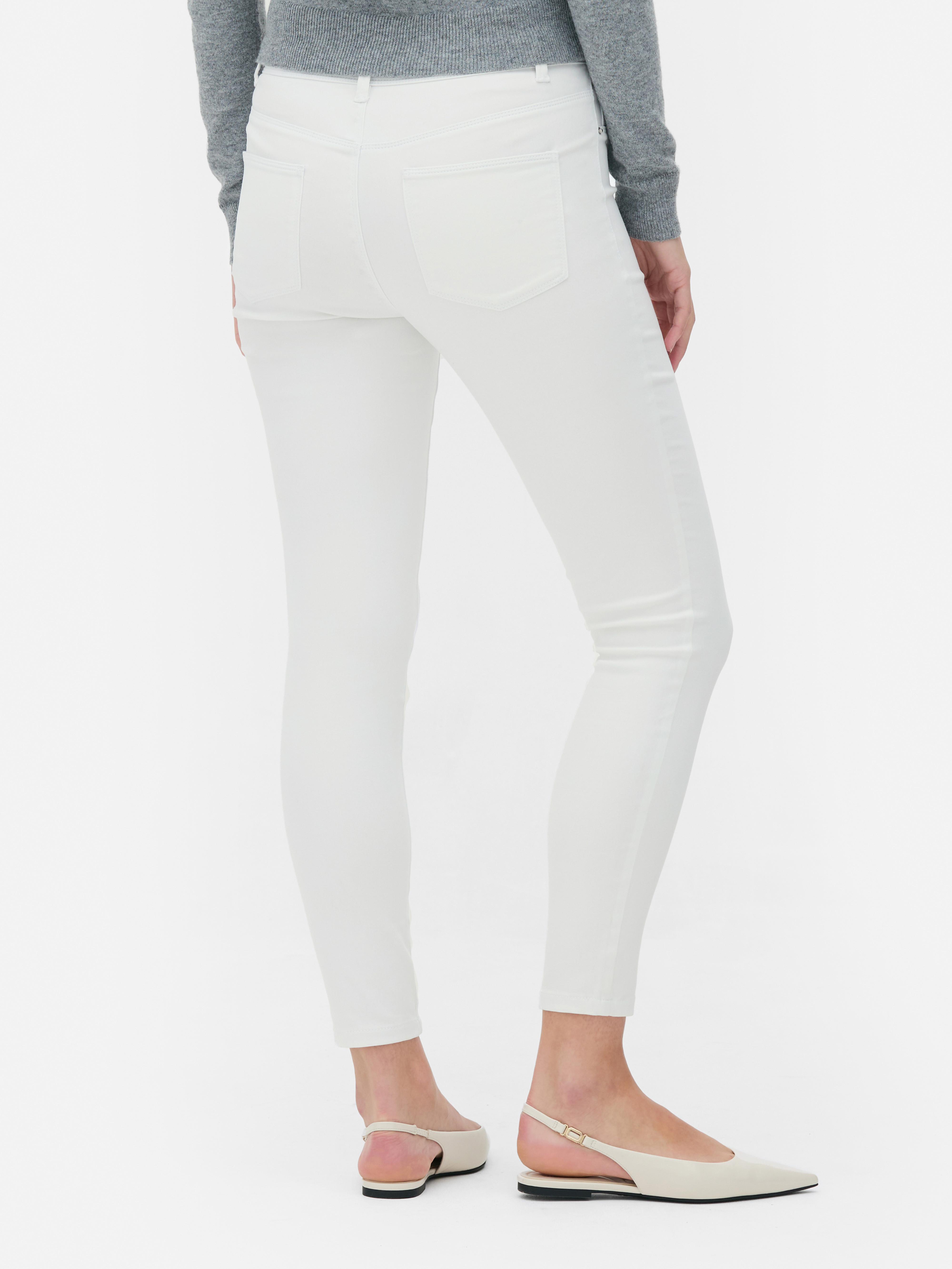 Blugi skinny simpli cu talie medie. Blugii sunt un must-have, iar noi adorăm acest stil mulat.