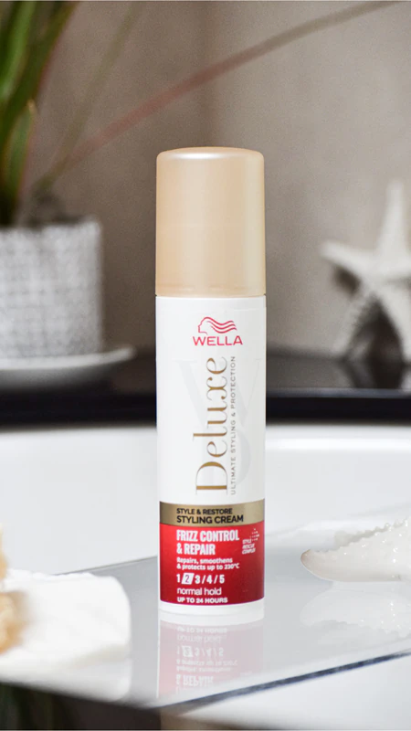 creme de pentear Wella Deluxe Style & Restore suaviza e regenera os cabelos danificados.