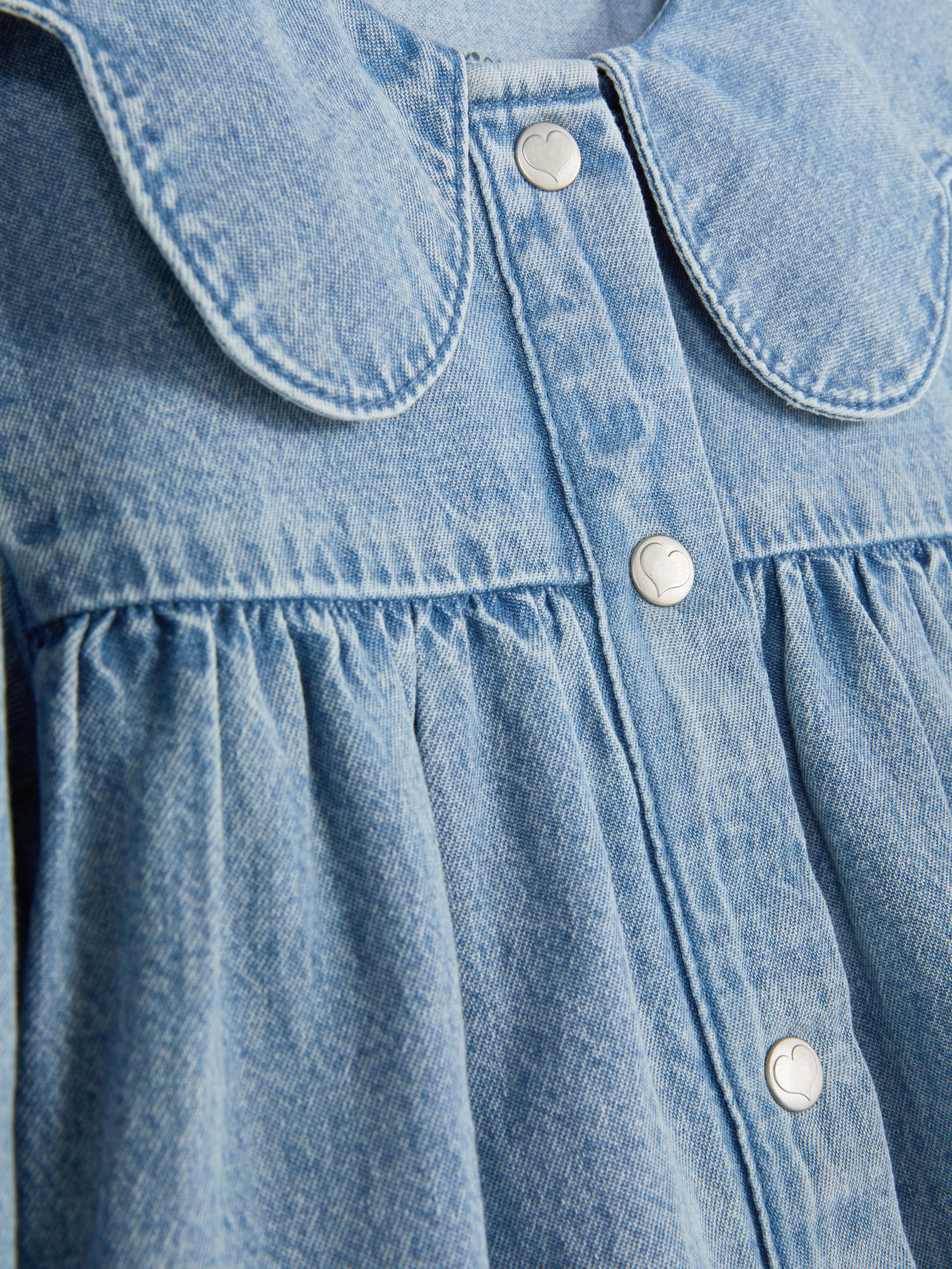 Abito in denim con strisce Un abito in denim con strisce, bottoni a pressione e colletto Peter Pan