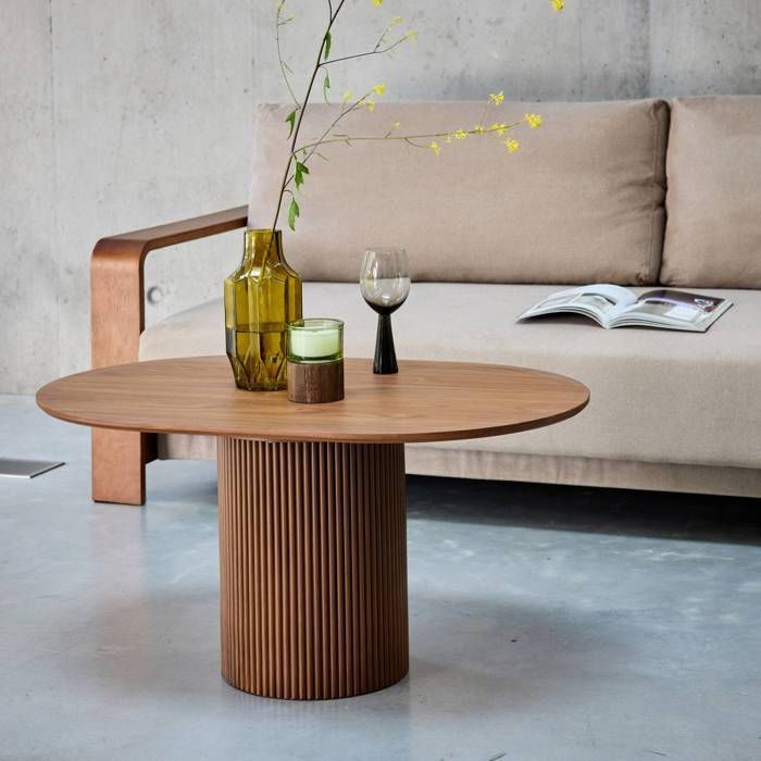 Mesa de centro retangular FARO com decoração em madeira entalhada.