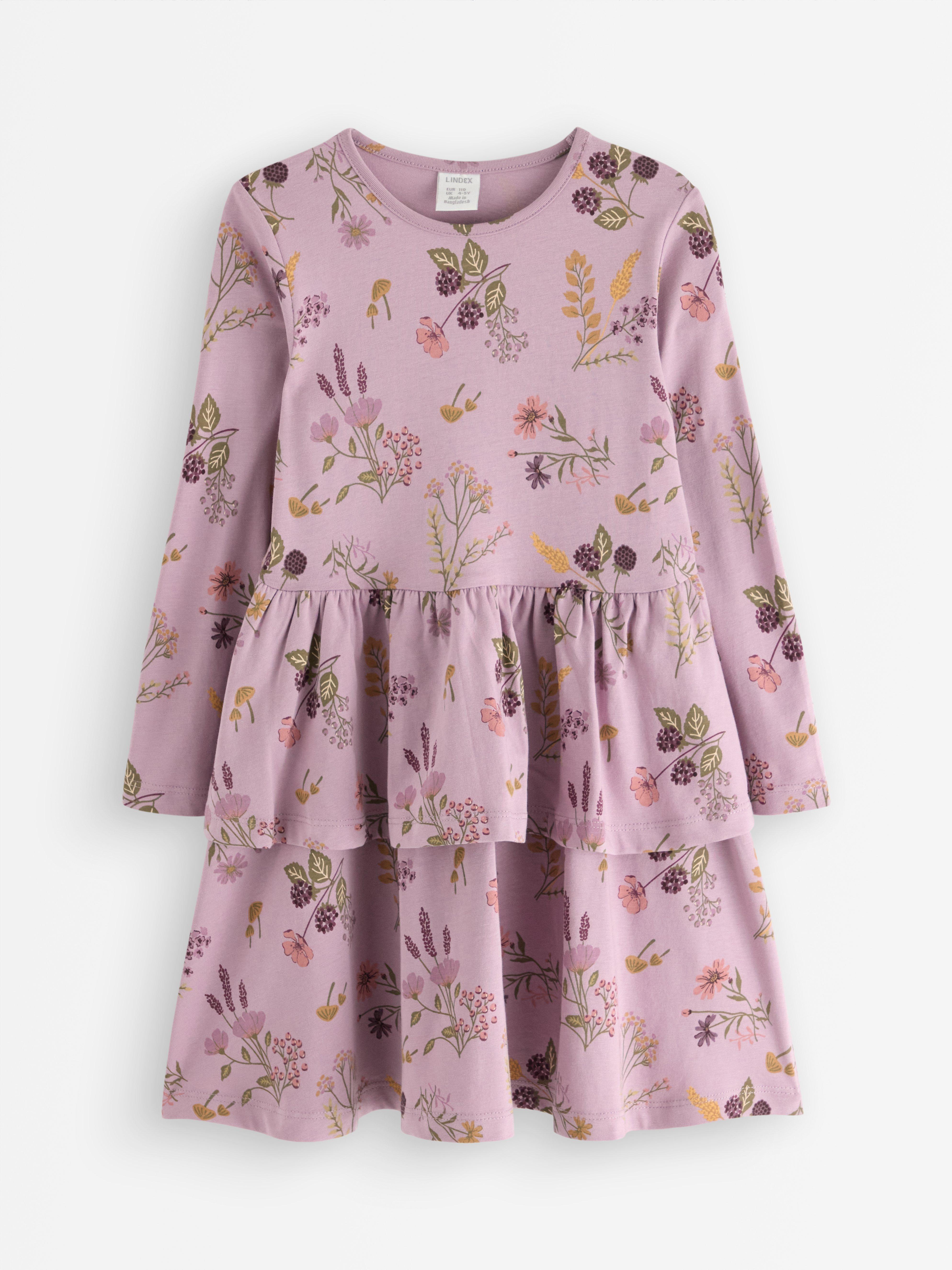 Vestido de mangas compridas na cor lilás claro.