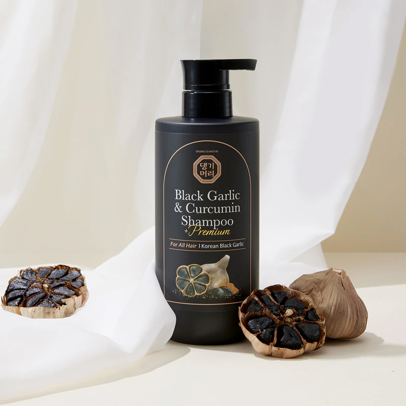 Shampoo DAENG GI MEO RI Alho Negro e Curcumina: shampoo regenerador profundo para crescimento e fortalecimento dos folículos capilares.