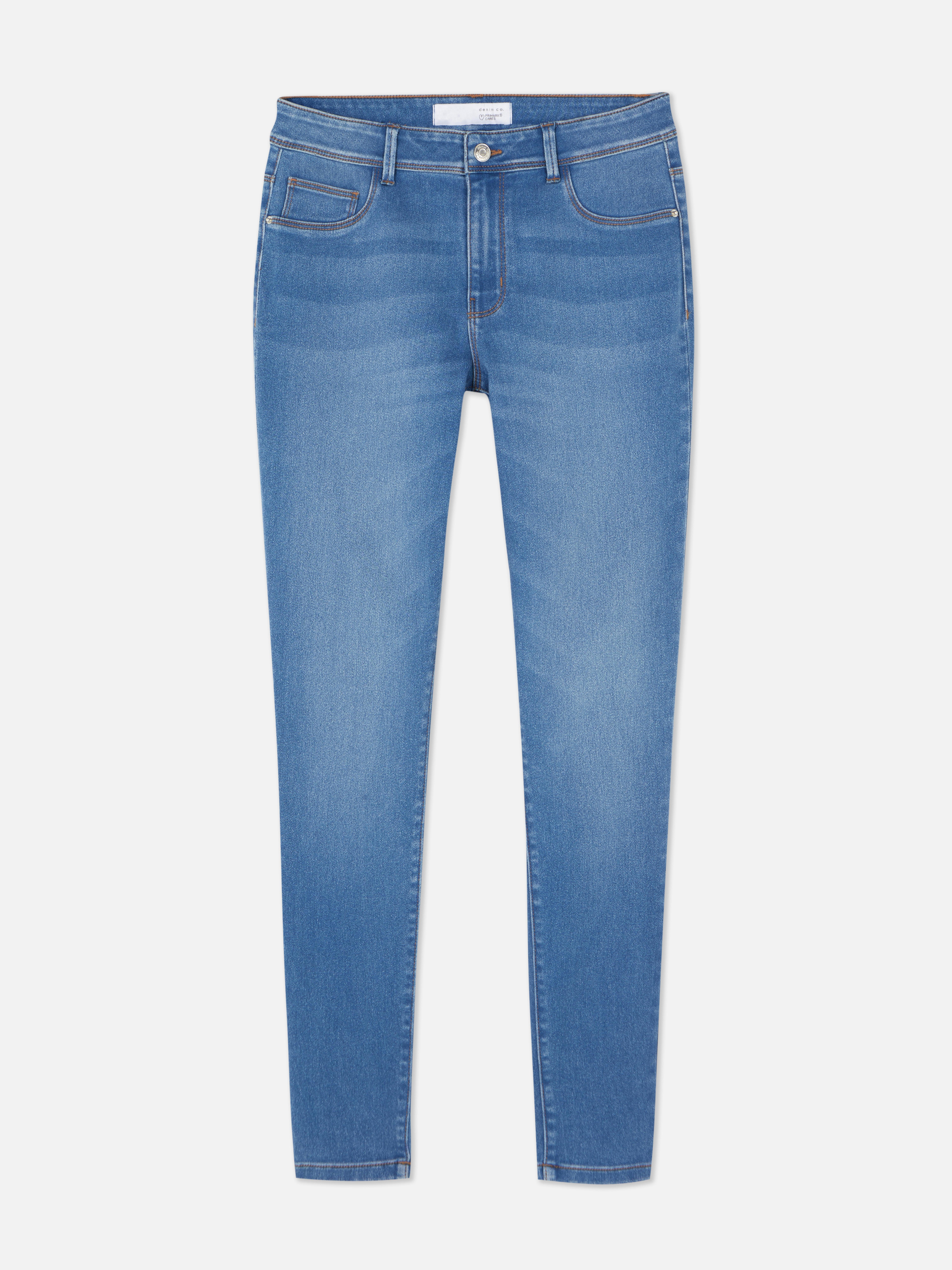 Blugi skinny simpli cu talie medie. Blugii sunt un must-have, iar noi adorăm acest stil mulat.
