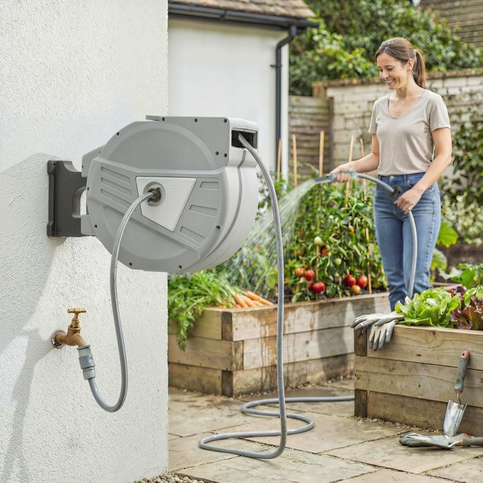 Enrollador de manguera de pared - Outsunny - 40+2 m x Ø 15 mm - Retráctil automático, giro de 180° - Plástico - Gris