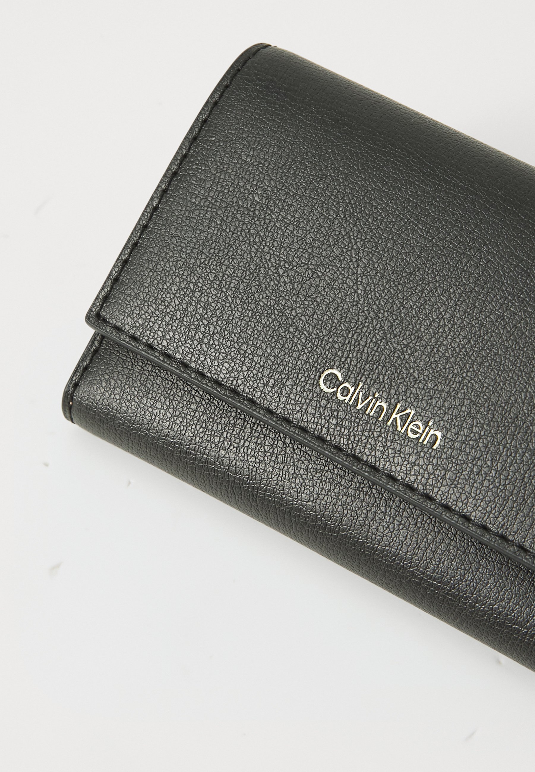 Calvin Klein LOGO TRIFOLD ZIP POCKET - Portfel - czarny/prażony kokos