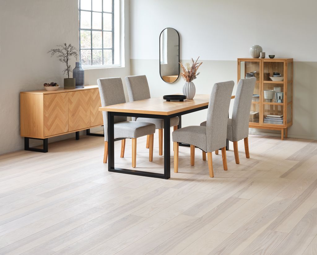 VESTERBY Vitrina VESTERBY žema, 2 durų, natūralaus ąžuolo