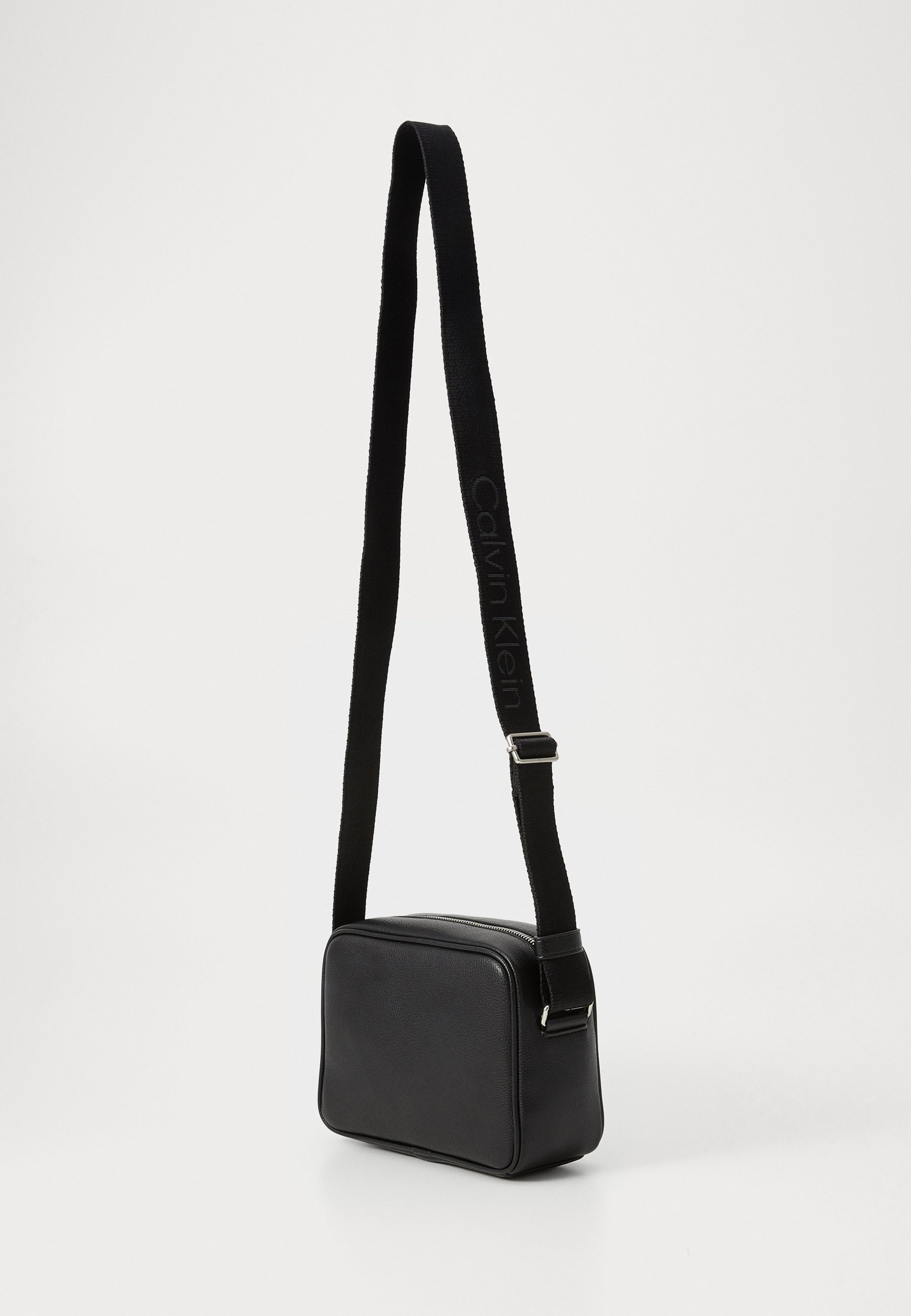 Calvin Klein WEBBING STRAP CAMERA BAG - Kabelka přes rameno - black