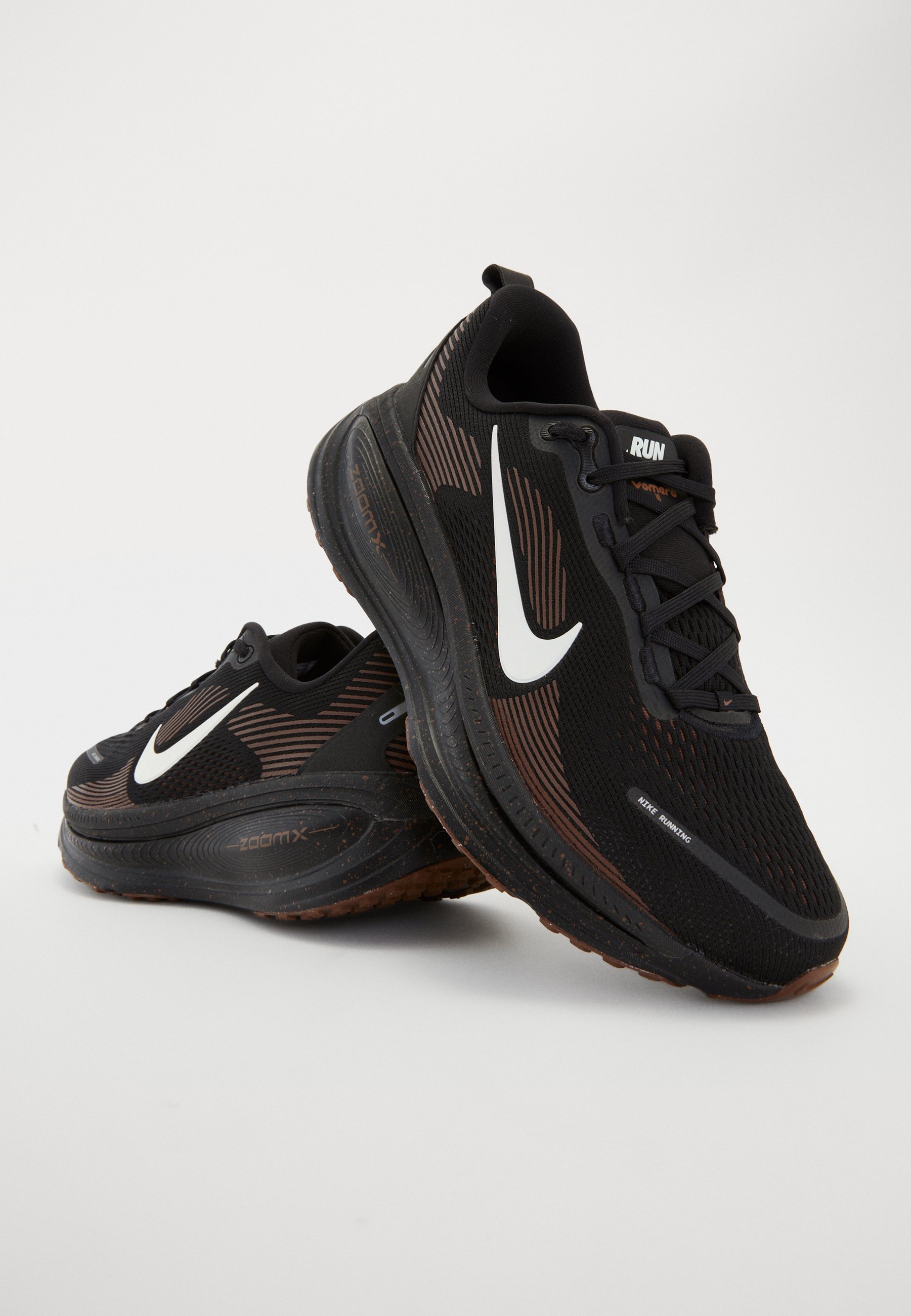 Nike Performance VOMERO 18 - Scarpe da corsa su strada - nero/grigio ferro/marrone/ocra del deserto