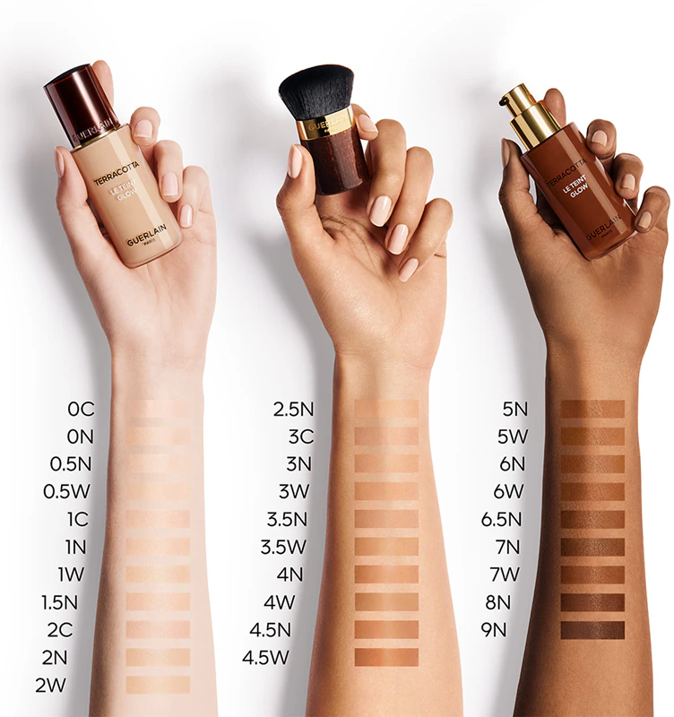 Base líquida iluminadora GUERLAIN Terracotta Le Teint Glow para um look natural