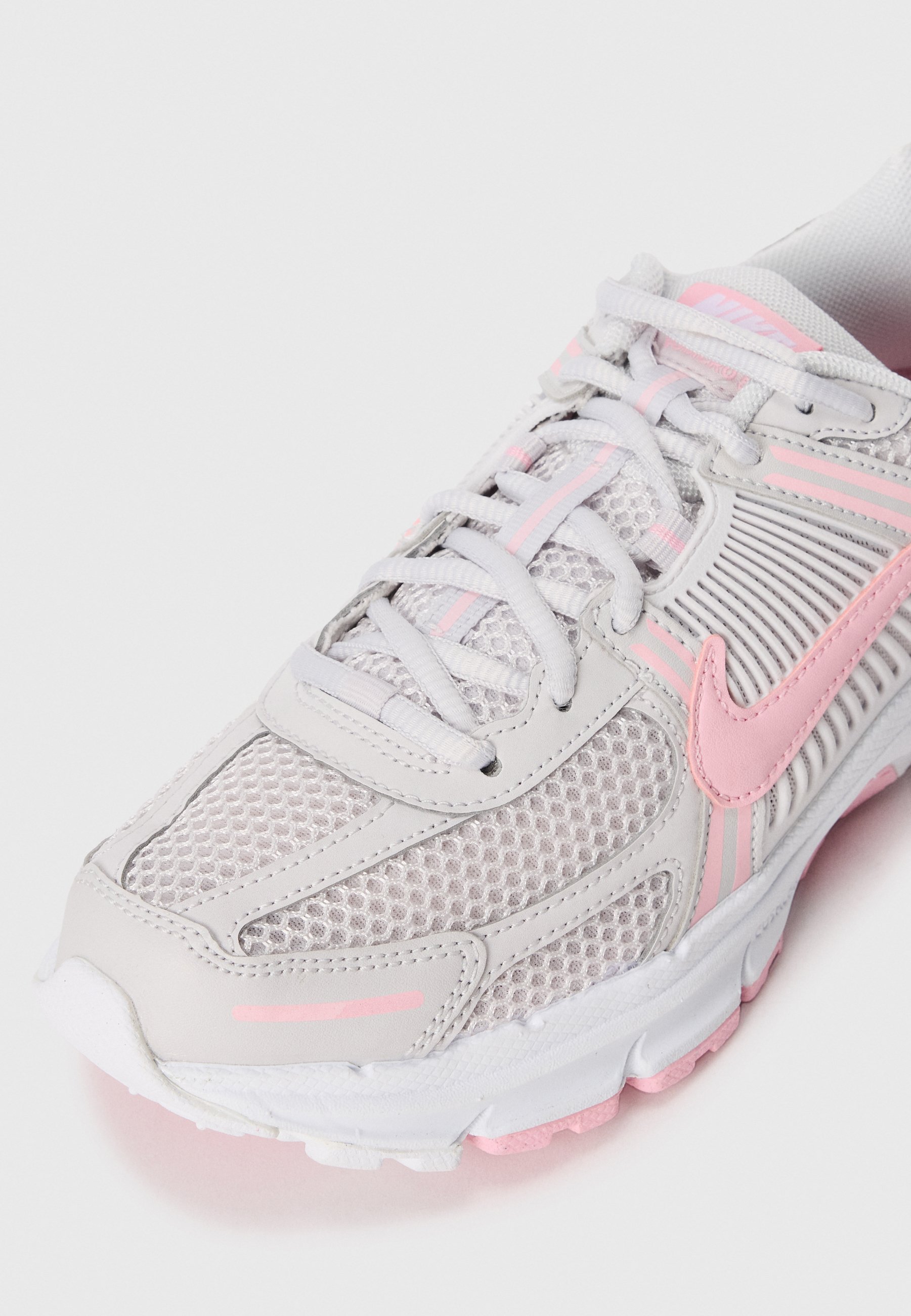 Nike Sportswear VOMERO 5 UNISEX - Scarpe da ginnastica - grigio scuro/rosa tenue medio/bianco